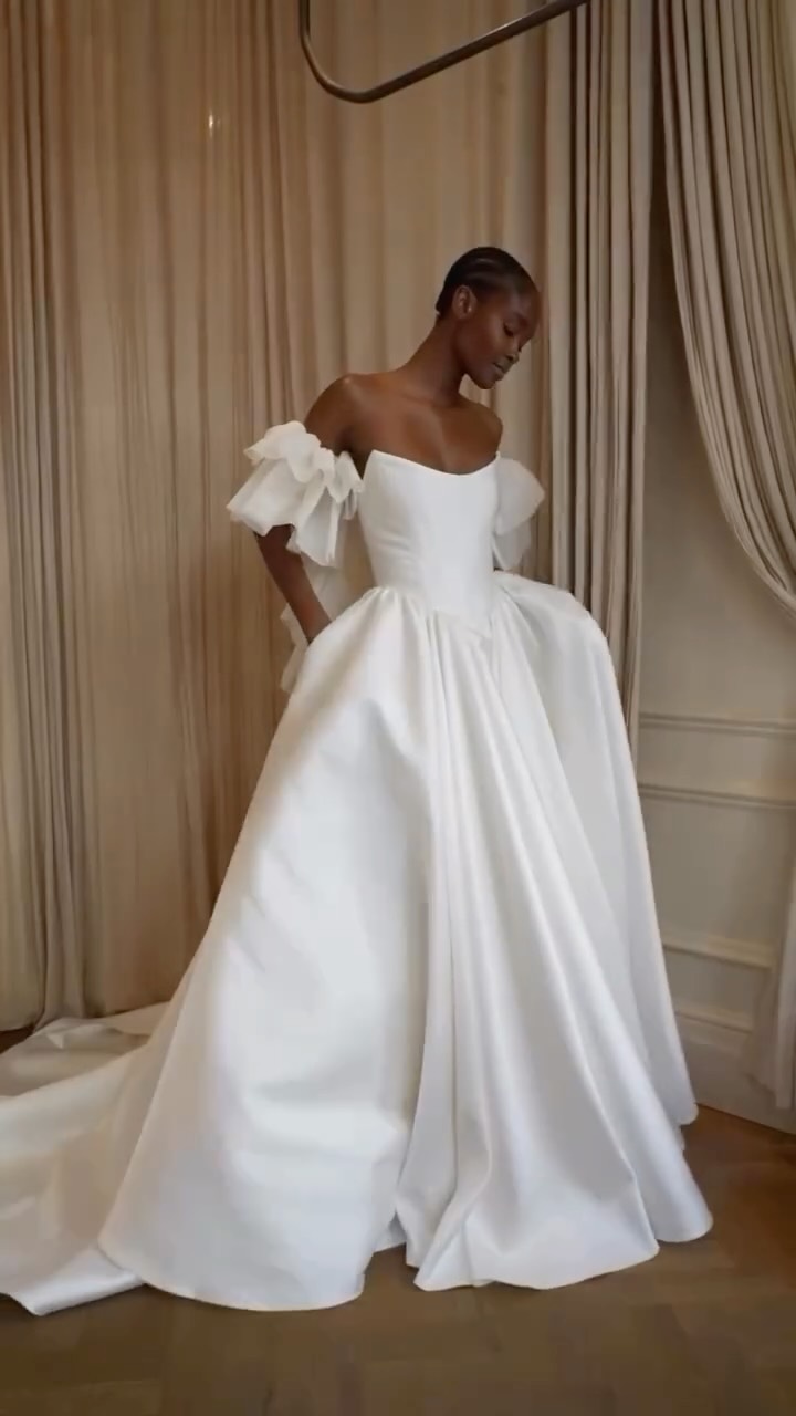 Junie by @halfpennylondon
Structured yet soft, this strapless corset gown features a scooped neckline, curved waist and the most dramatic gathered skirt cascading into a stunning train.
She is now available in the studio for all appointments.
We hope you love her as much as we do 🤍