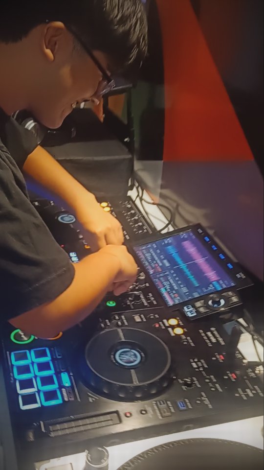 Cuando parte de la felicidad es controlar los equipos y sentirse DJ, el joven Dillan a full en sus clases metiendo mano al RX3 🎧 🎶 ❤️ 💪