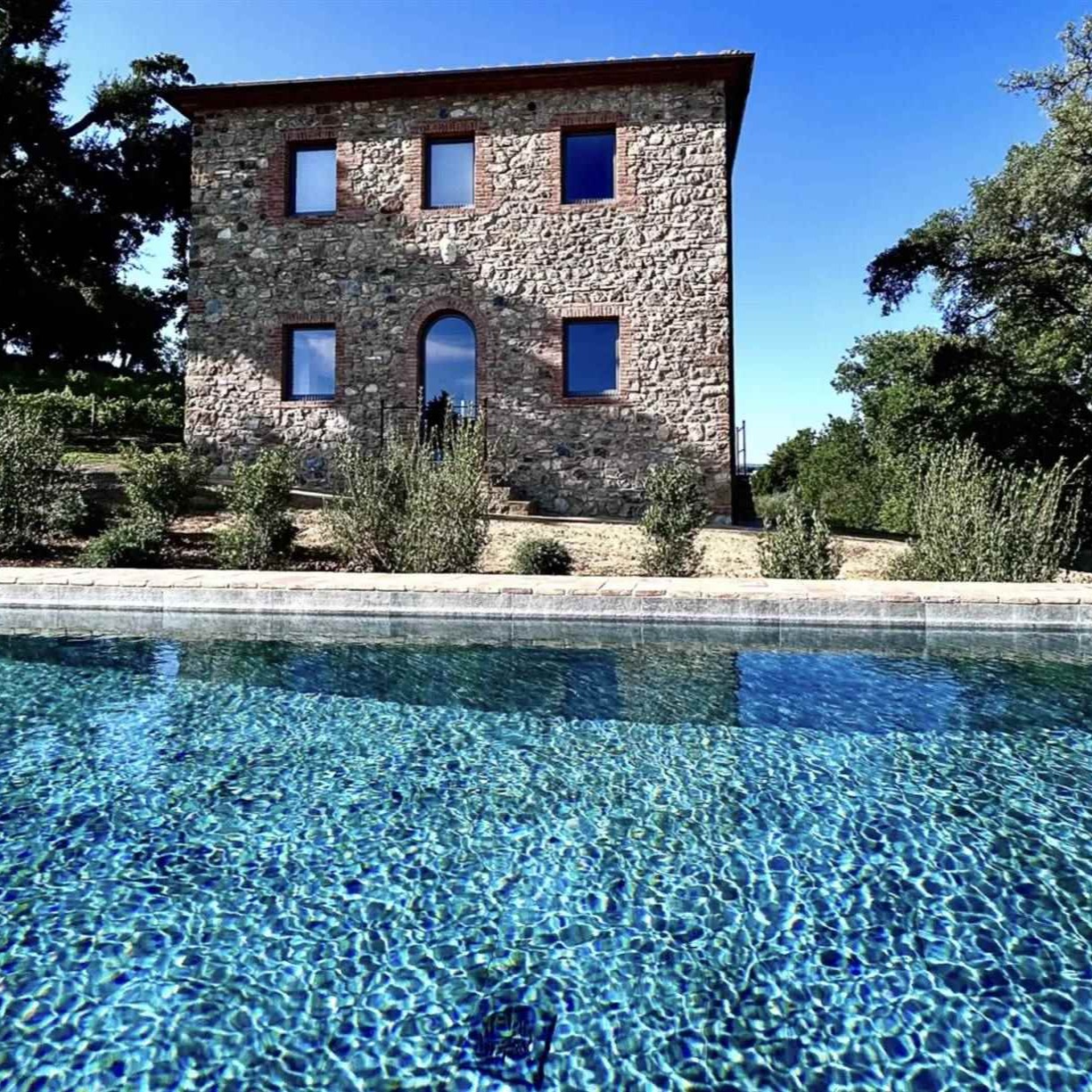 Panoramic Stone Villa with Infinity Pool Maremma 🇮🇹
💰 Now €1,300,000 !
✨ 280 sqm | Energy Class A4
• Open-plan living with designer staircase
• 3 en-suite bedrooms, total privacy
• Potential spa / gym level
• Infinity pool (10×3 m) with unreal views
• 1,100 sqm landscaped garden
🌿 4.9 hectares of organic land
🍷 Vineyard (Sangiovese & Ciliegiolo)
🫒 1.3 ha olive grove
🌰 Woodland, orchard & chestnut grove
☀️ 6 kW photovoltaic system
🚨 Advanced security & video surveillance
💧 Private wells + aqueduct connection
📩 DM for details | Private viewings available
#Maremma #TuscanVilla #LuxuryRealEstate #InfinityPool #ItalianCountryside #OrganicEstate #ValdorciaViews #DreamHome