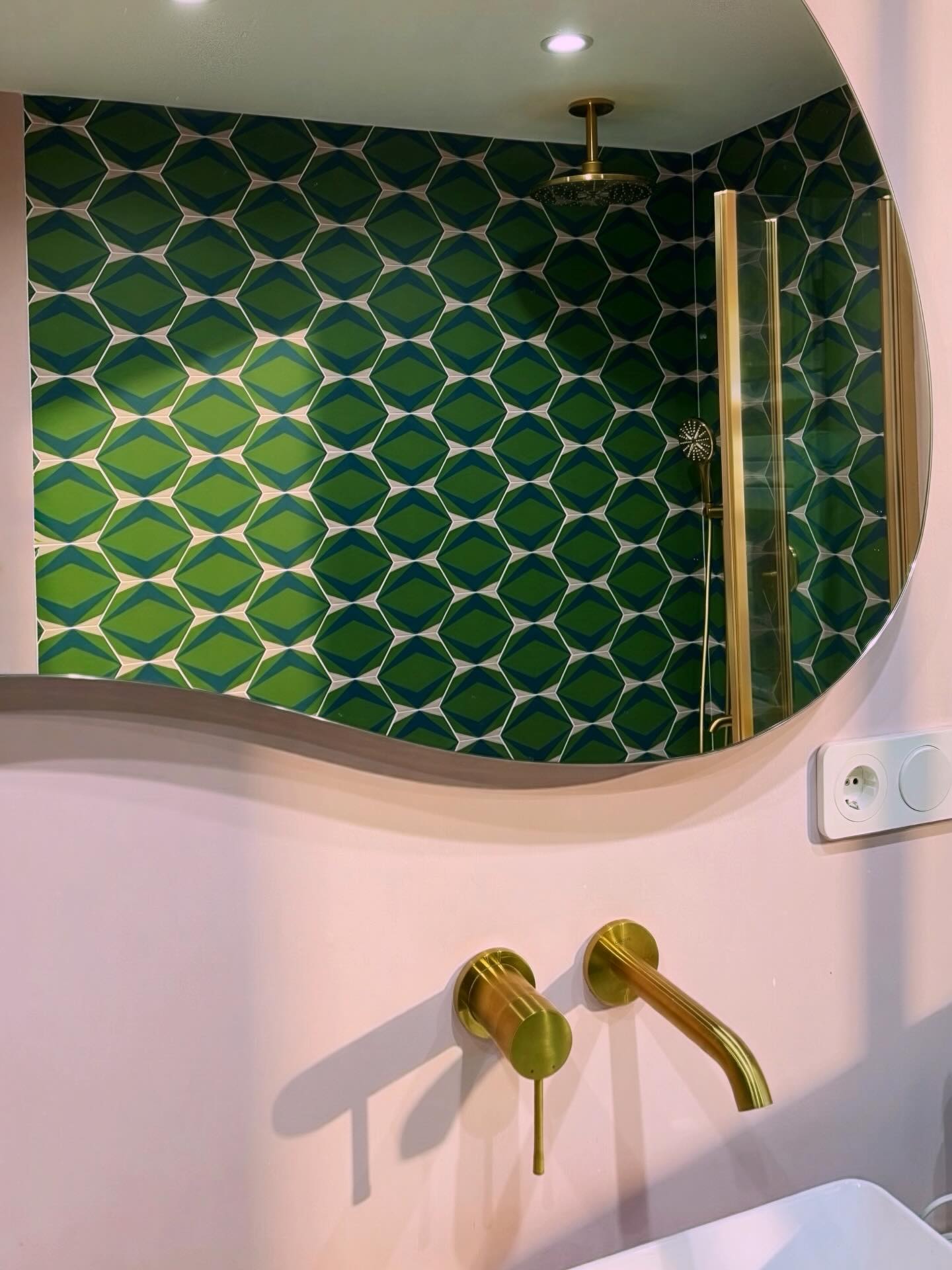 The client requested pink, and we delivered!
From walls to custom made furniture and handmade tiles. Located in the heart of Valencia, we transformed an outdated bathroom into one perfect for modern expat living.
Swipe left to see where it all began!
#bathroomrenovation #expatinvalencia #valencia #interiordesignvalencia #renovatingvalencia