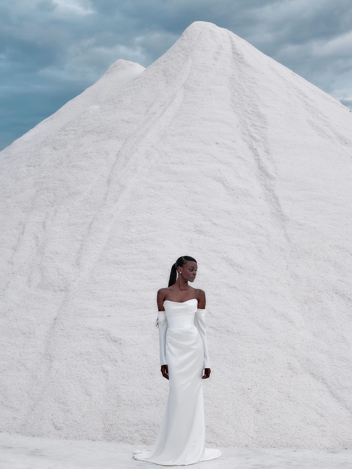 Salacea by @kyhabride 🤍 two looks, one gown!
Removable sleeves for the ceremony and sleek strapless for the party ✨
Which do you love more: sleeves or no sleeves?