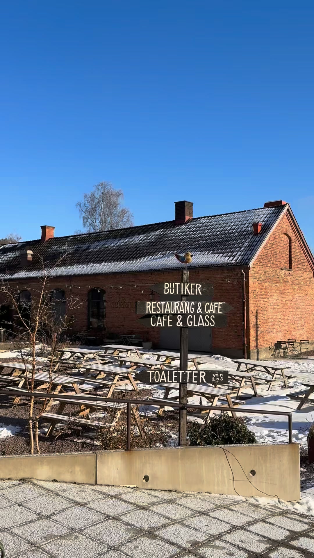Spinneriet skiner i snön och är en destination värd att besöka i kylan!
Samla ihop ett gäng eller kom hit själv och upplev denna oas ☀️
Välkomna!
#spinnerietilindome #smultronställe #unikabutiker #utflyktstips #göteborg