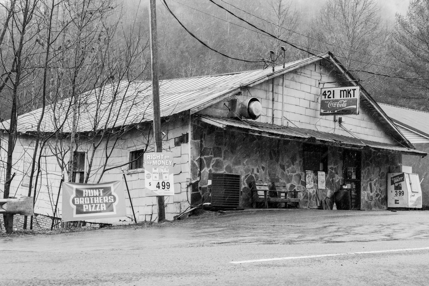 421 Market outside Pennington Gap, VA.
Camera: FujiFilm XT5
Lens: FujiFilm 50-140 f2.8
No filter
#fujifilmxt5 #fujifilmx_us #blackandwhite #appalachia #photography