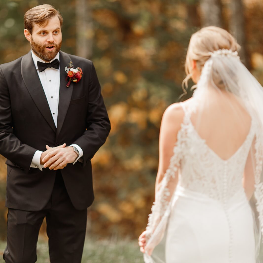 Every brides dream reaction from her husband! You want to feel yourself for your wedding day but your BEST self, often brides will tell us I want my Fiance to recognize me; and our answer is of course you do and we are here to do just that— let’s elevate and feature enhance and your groom will be shook! 🥰
Hair | Haley