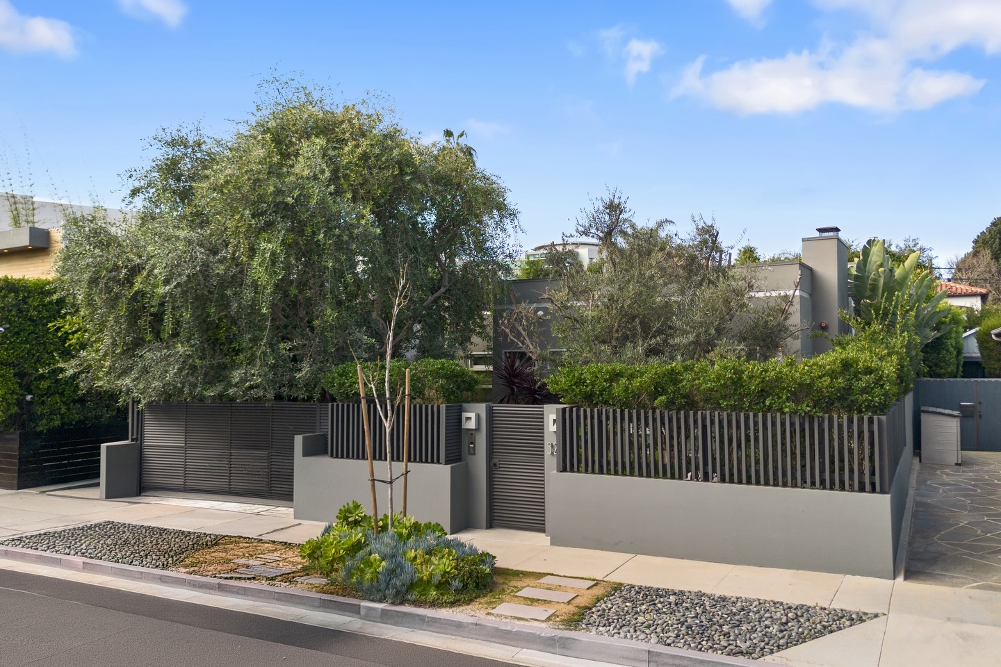 In the heart of prime West Hollywood…
329 Westbourne Drive
Listed by @neman.estates @nicholeshanfeld
@carolwoodrealestate
#justlisted #westhollywood #realestatephotography