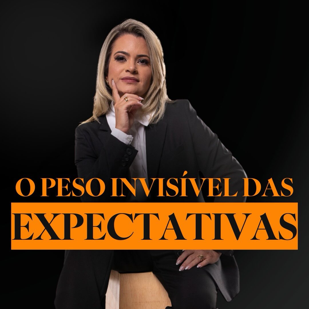 ✨ Lancei uma nova música.
E talvez ela seja a mais corajosa que já escrevi.
O PESO INVISÍVEL DAS EXPECTATIVAS nasceu de uma pergunta que me acompanhou por anos:
Quantas vezes você já viveu para não decepcionar alguém… e acabou se decepcionando consigo mesma?
Passei a vida tentando agradar.
Sorrindo quando queria chorar.
Dizendo “sim” para caber no molde.
Sustentando expectativas que não eram minhas.
E existe algo muito cruel nas expectativas dos outros: elas vêm, muitas vezes, disfarçadas de amor.
Mas amor não aprisiona identidade.
Amor não apaga essência.
Amor não exige que você se traia para manter aprovação.
Essa música é uma oração.
É um grito silencioso de quem cansou de viver para performar.
“Mesmo que eu frustre quem espera um papel
Eu nasci pra Te agradar, não pra ser troféu.”
Existe um momento na maturidade espiritual em que você entende: frustrar pessoas pode ser o preço da fidelidade a si mesma.
E, principalmente, a Deus.
E sabe o que mais dói?
Não é desagradar o mundo.
É continuar vivendo uma vida que não é sua.
O peso invisível das expectativas é pesado demais.
Mas o peso da verdade… é libertador.
Essa canção fala sobre escolher a paz em vez da aprovação.
Sobre preferir a direção de Deus ao aplauso das pessoas.
Sobre dizer “não” sem culpa.
Sobre entender que não fomos criadas para sermos troféus mas testemunhos.
Se em algum momento você se sentiu:
• pequena demais para caber no que esperavam
• forte demais para continuar se anulando
• cansada demais para manter personagens
Essa música é pra você.
Porque a verdade liberta.
E eu escolhi viver.
🎧 Já disponível nas plataformas de música :)
Que ela te abrace como me abraçou enquanto eu escrevia.