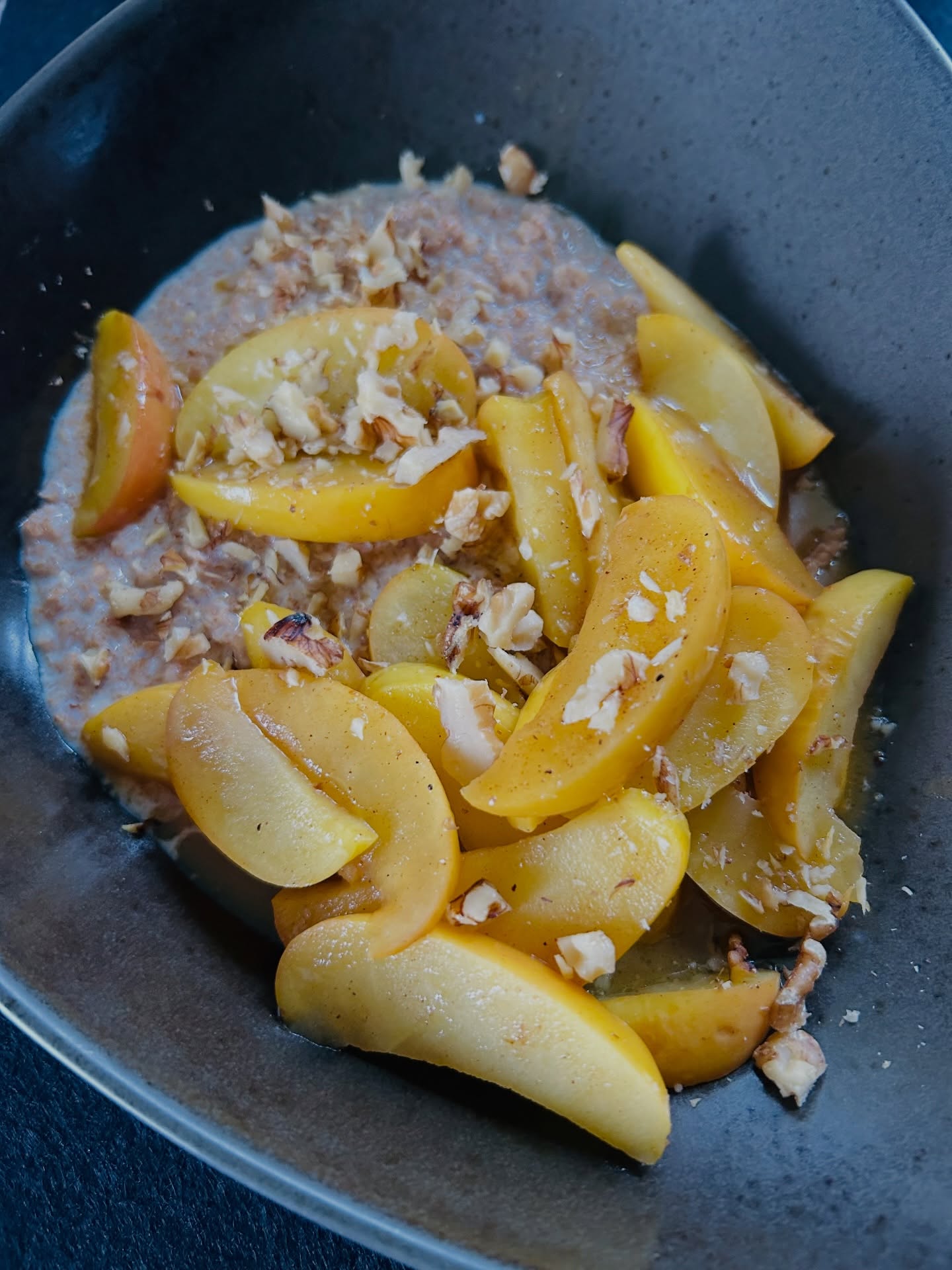 Agni stärken nach den tollen Tagen
🥳🤡🥳
Die Karnevalstage gehen zu Ende und es wird Zeit unser Agni, dass Verdauungsfeuer, zu stärken.
Nach Alkohol, fettem und schwerem Essen, meist läuft des ja in den tollen Tagen darauf hinaus. Keine Zeit zum kochen, schnell mal was vom Imbiss, aus der Pizzeria oder auch einfach schnelles Essen zu Hause.
Das bringt deine Verdauung aus der Balance. Mit dem richtigen Frühstück kannst du dein Agni schon am Morgen so richtig anfeuern.
Gute Getreide, Milch oder Pflanzendrink und anheizende Gewürze wie Zimt, Nelken; Sternanis und Ingwer bringen deine Verdauung wieder in die Balance.
Hier habe ich Dinkelflocken und Amaranth mit eben diesen Gewürzen aufgekocht, dazu gedünstete Äpfel und gehackte Walnüsse.
Lecker und so guttuend.
#ayurveda #gesundeernährung #gutesessen #ayurvedafood #gesundundlecker