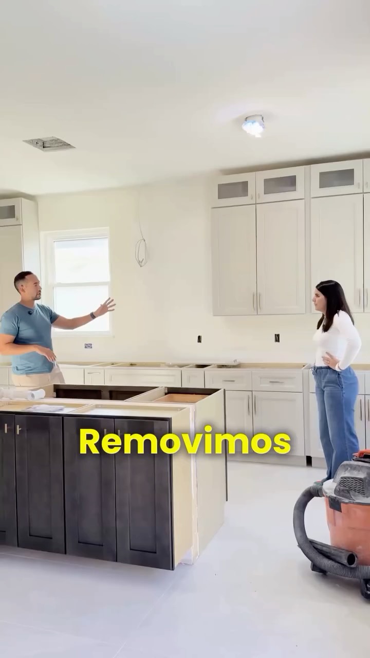 Removimos la ventana… y nadie lo notará 👀🏡
Hicimos todos los ajustes estructurales y de ingeniería necesarios para asegurar que la estructura quedara 100% sólida, y luego trabajamos los acabados interiores y exteriores para que pareciera que nunca hubo una ventana allí.
Cuando el trabajo se hace bien, el cambio se integra de forma natural. 🔨✨
#remodeling #homerenovation #interiordesign #constructiontips #renovation