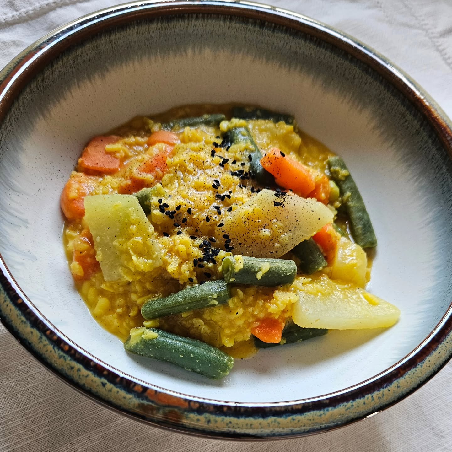 Mungdal - ein Heil- & emotionales Wohlfühlgericht 🧡
Mungdal unterstützt Regeneration, einen gesunden Gewebsaufbau und wirkt gleichzeitig entgiftend und entschlackend.
Er ist wertvoller Bestandteil in Rasayana und Reinigungskuren, genauso wie in Übergangsphasen wie Wochenbett, vor bzw während der Menstruation oder bei/nach Erschöpfung.✨️
Besonders bekömmlich ist Mungdal, dies bezeichnet die gelben geschälten Linsen in den Mungbohnen, also ohne die Schale. Vorteilhaft für die Bekömmlichkeit und eine reduzierte Kochzeit ist eine Einweichzeit von mindestens 30 Minuten, danach gut abspülen. Wenn du keine Zeit hast kannst du den Mungdal auch einfach nur gut abspülen.
Weitere Vorteile sind ein hoher Protein- und Ballaststoffgehalt. Bei ayurvedischer Zubereitung ist er leicht verdaulich und gut bekömmlich.
Hier für dich ein einfaches Rezept mit einer fertigen Gewürzmischung, normalerweise arbeite ich mit Einzelgewürzen
🫶Gemüse-Mungdal👈
150 g Mung-Dal (halbe geschälte Mungbohnen)
400 ml Wasser (optional 100 ml Wasser durch 100 ml Kokosmilch ersetzen)
1,5 EL Sesamöl oder Ghee
1 gehäufter TL Dukkah (orientalische Würzmischung, alternativ Garam Masala)
2 TL geriebener Ingwer
3 Möhren
1 Kohlrabi
1 Handvoll frische grüne Bohnen
2 EL Zitronensaft
Salz, schwarzer Pfeffer
Mungdal 30 Min in Wasser einweichen, abspülen
Öl in einem Topf erhitzen, Dukkah kurz anrösten, Ingwer und abgetropften Mungdal zugeben und 3 MInuten unter Rühren anrösten.
Mit kochendem Wasser ablöschen und zugedeckt sanft köcheln.
Möhren waschen, in Scheiben schneiden und nach 5 MInuten zugeben.
Kohlrabi schälen, in Stücke schneiden. Grüne Bohnen waschen, in Stücke schneiden. Kohlrabi und Bohnen nach ca 15 MInuten Kochzeit zugeben, umrühren und weitere ca 10-15 Minuten sanft köcheln, bis Mungdal zerfällt und Gemüse gar ist.
Zitronensanft zugeben, mit Salz und Pfeffer abschmecken und genießen
Lust auf deine individuelle Heilzubereitungen und Beratung für mehr Balance und Genuss?✨️
Melde dich bei mir🧡
Alles Liebe Tina