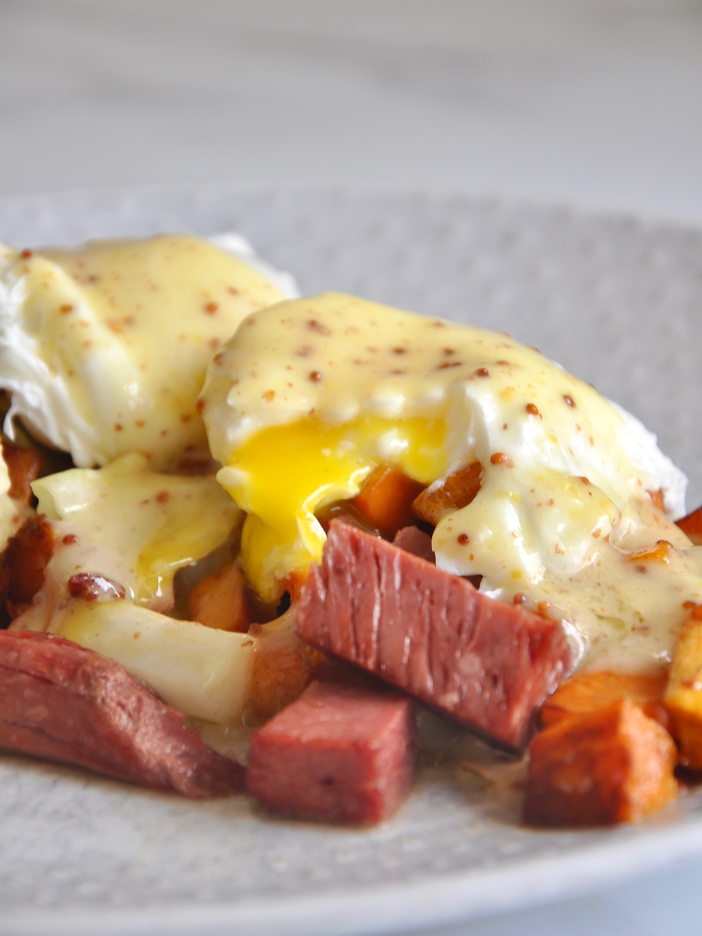 If you love corned beef and cabbage…
This is your sign to come and enjoy our corned beef and cabbage hash with whole grain mustard hollandaise.
.
.
.
#sixtytwomarcket #62marcket #62marcketwailuku #mauieats #mauirestaurant