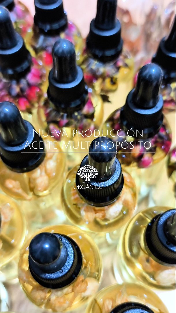 Nueva producción de nuestros Aceites Multipropósito ✨🌿
Una mezcla nutritiva de aceite de almendras, semilla de uva y coco fraccionado, enriquecida con aceites esenciales que aportan cada aroma de forma natural 💚
Disponibles en:
🌸 Jazmín
🌹 Rosa Geranio
🪻 Lavanda, Jazmín & Rosa Geranio
🏵️ Lilium
Son ideales para aportar humectación y ayudar a mantener la hidratación de la piel.
Puedes usarlos en el cuerpo, en las puntas del cabello, en pies o cutículas… ese toque final que deja la piel suave, luminosa y delicadamente perfumada ✨
Presentación de 100 ml.
#aceitecorporal #aceitesesenciales #organico #cosmeticanatural #artesanal