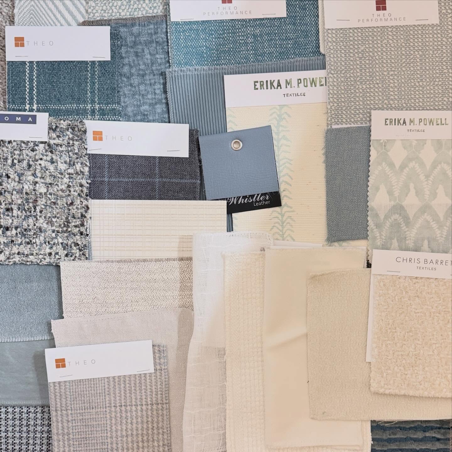 Blue without going coastal.💙🩵
The difference? Texture.
Performance base
Subtle pattern
Small woven
Warm neutral
Leather to ground it
This is how you keep a palette calm…but not flat.
Save for your next family room.