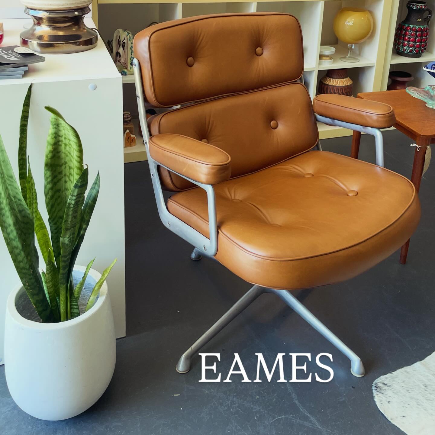 Eames, authentic Eames Lobby Chair #ES105 is available this week.
Refurbished in high end tan leather 🐦⬛