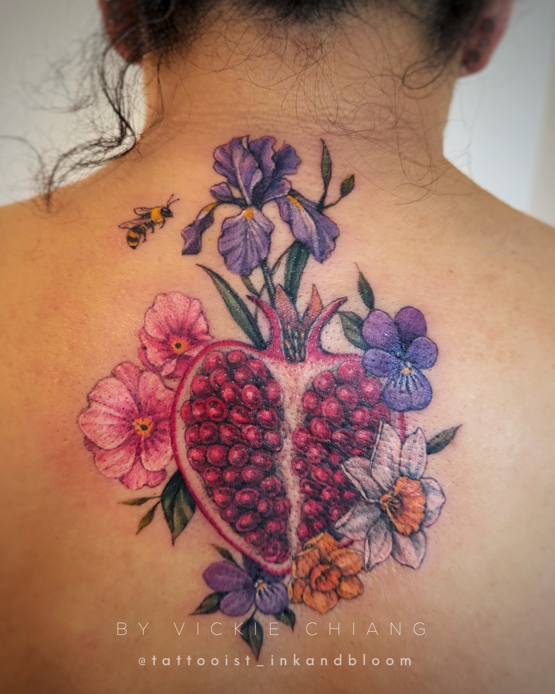 A heart-shaped pomegranate tattoo adorned with iris, primrose, violets, daffodil, and jonquil flowers for Valerie ♡
#pomegranatetattoo #birthflowertattoo #birthflower #femininetattoo #botanicaltattoo