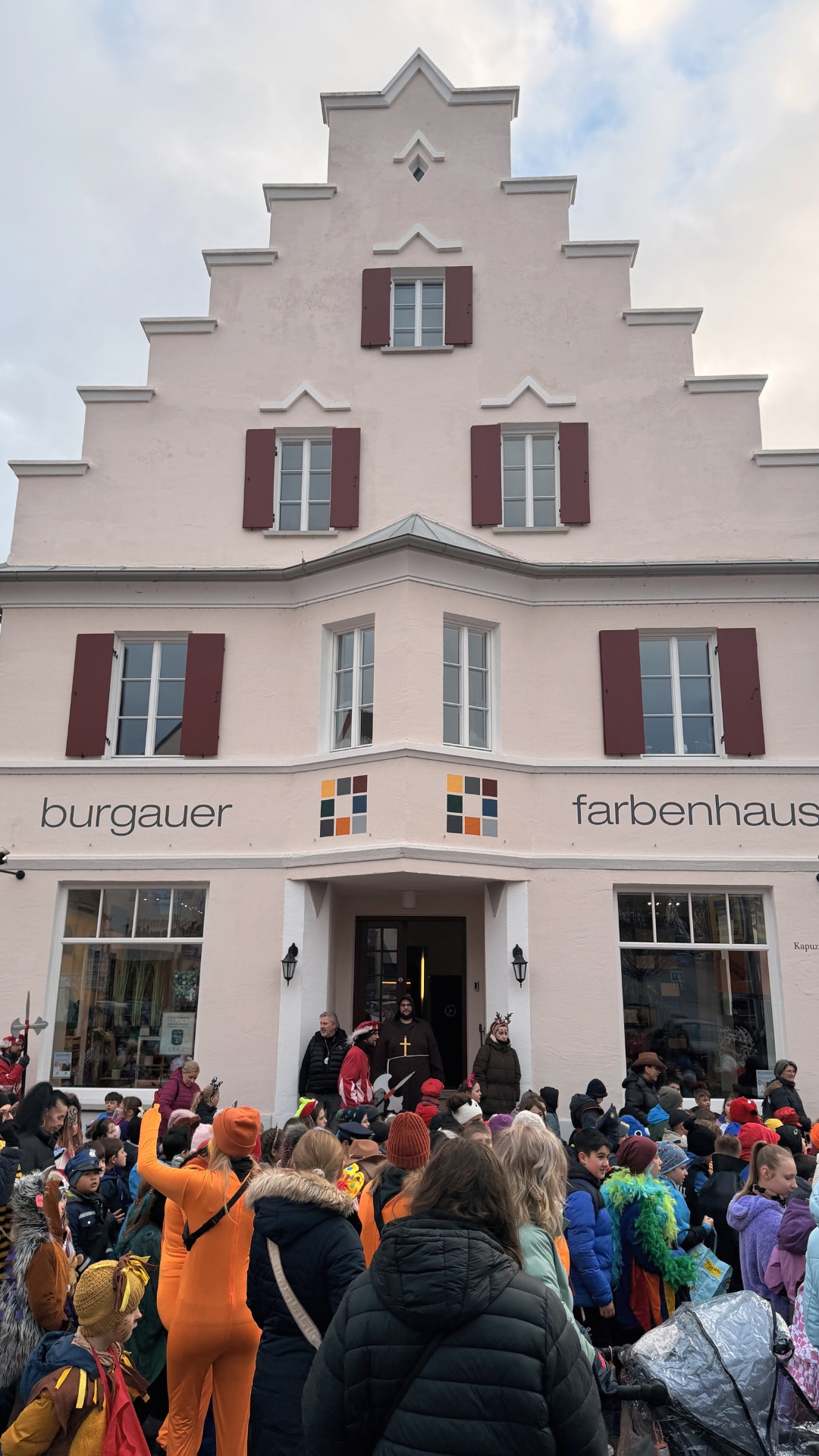 Fasching, wie wir ihn lieben: direkt vor der Haustür. 🎭
Bunt, laut, herzlich – und mit strahlenden Kinderaugen beim Süßigkeiten sammeln. 🍬💛
Danke an alle kleinen und großen Narren, die vorbeigeschaut und mitgefeiert haben!
#Faschingszeit #fasnet2026 #Karneval #Narrenzeit #Burgau #Umzug #Narren
