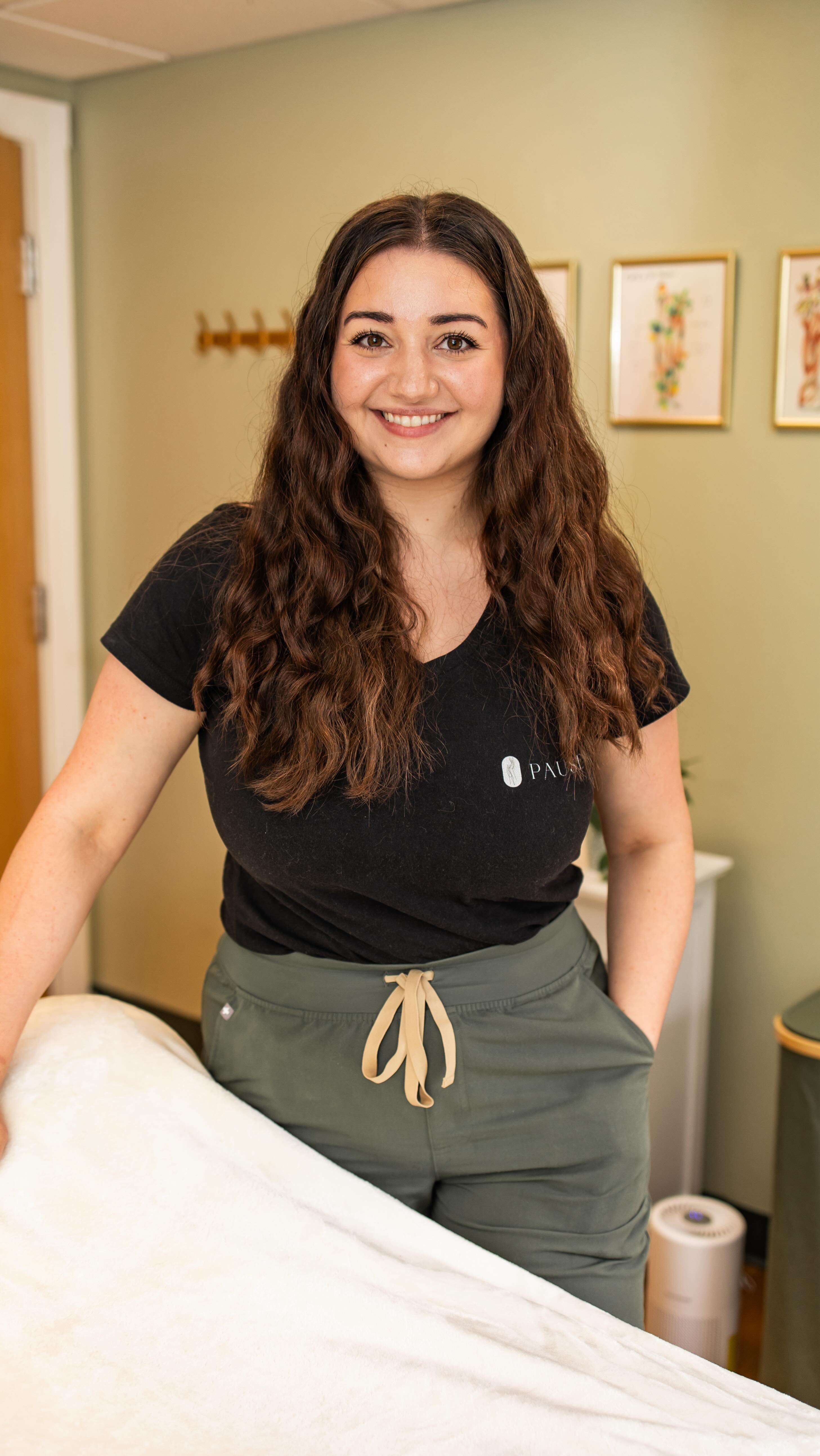 Does anyone actually like showing their face on social media? Honestly, probably not.
But I promise you, you will get SO MUCH engagement! People want to see the face behind the business and love when you show them the personal side of you. As a small business owner, you ARE the brand.
Give people a glimpse of your personality and what it’s like to work with you.
And I’ll ALWAYS hype you up!