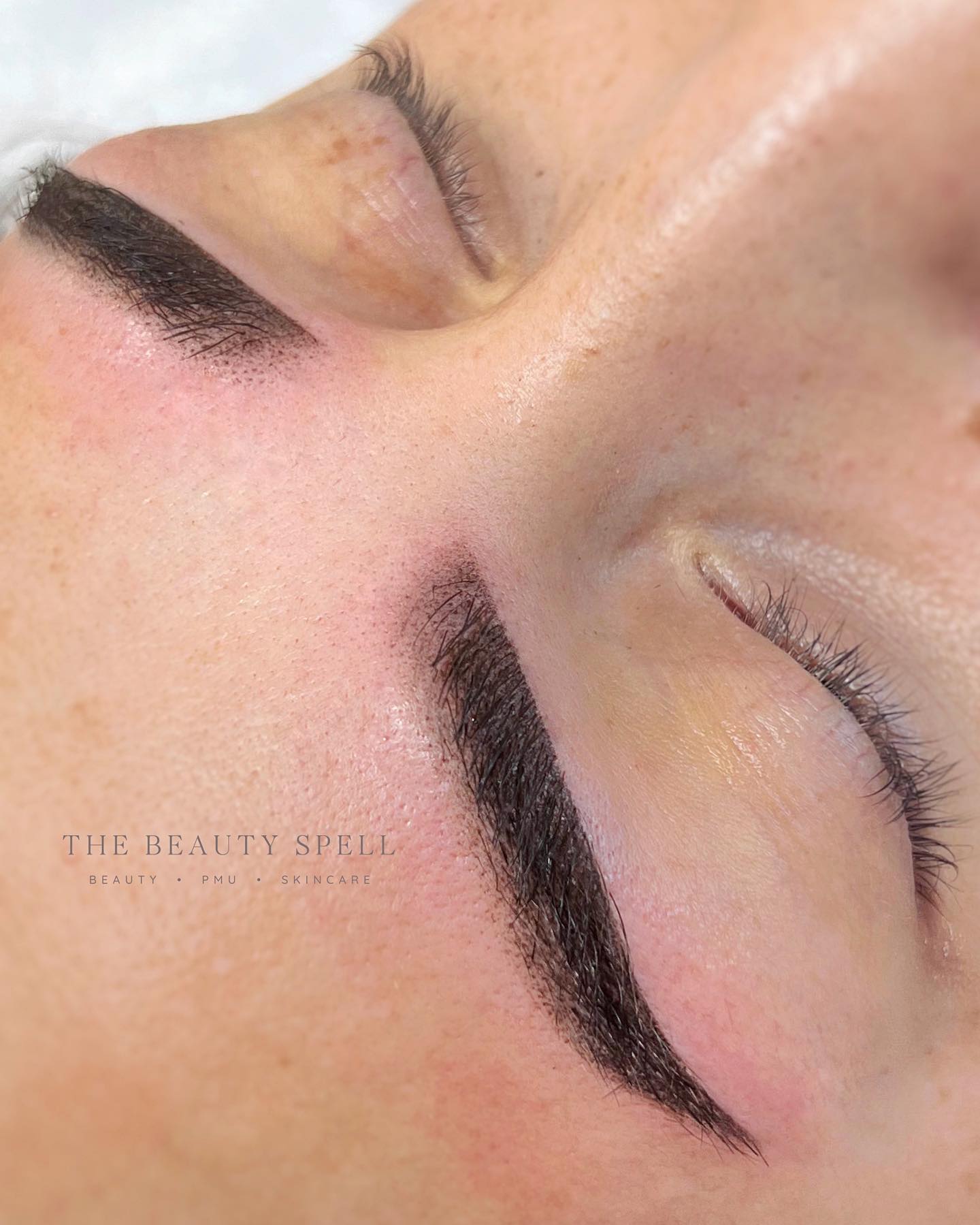 Soft ombre powderbrows🫶🏼
Ik ontvang vaak de vraag welke techniek het beste past bij een vette huid/grove poriën.
Mensen met een vette/gecombineerde huid lopen de kans op grove poriën te ontwikkelen. Een vette huid is vaak ook dikker dan een niet vette huid.
Voordeel van een vette huid is dat het minder snel veroudert!😊
Nadeel is wel dat permanent make-up sneller kan vervagen bij een vette huid. De beste techniek voor een vette huid is Powder Brows.
Microblading kun je toepassen bij een normale tot droge huid.
@ayaahassanii
#ombrebrows #shading #softbrows #powderbrows #pmubrows #shadingbrows #powder #phifoam #phipigment #groningen #brows #ombre #happycustomer #ombrebrows.
