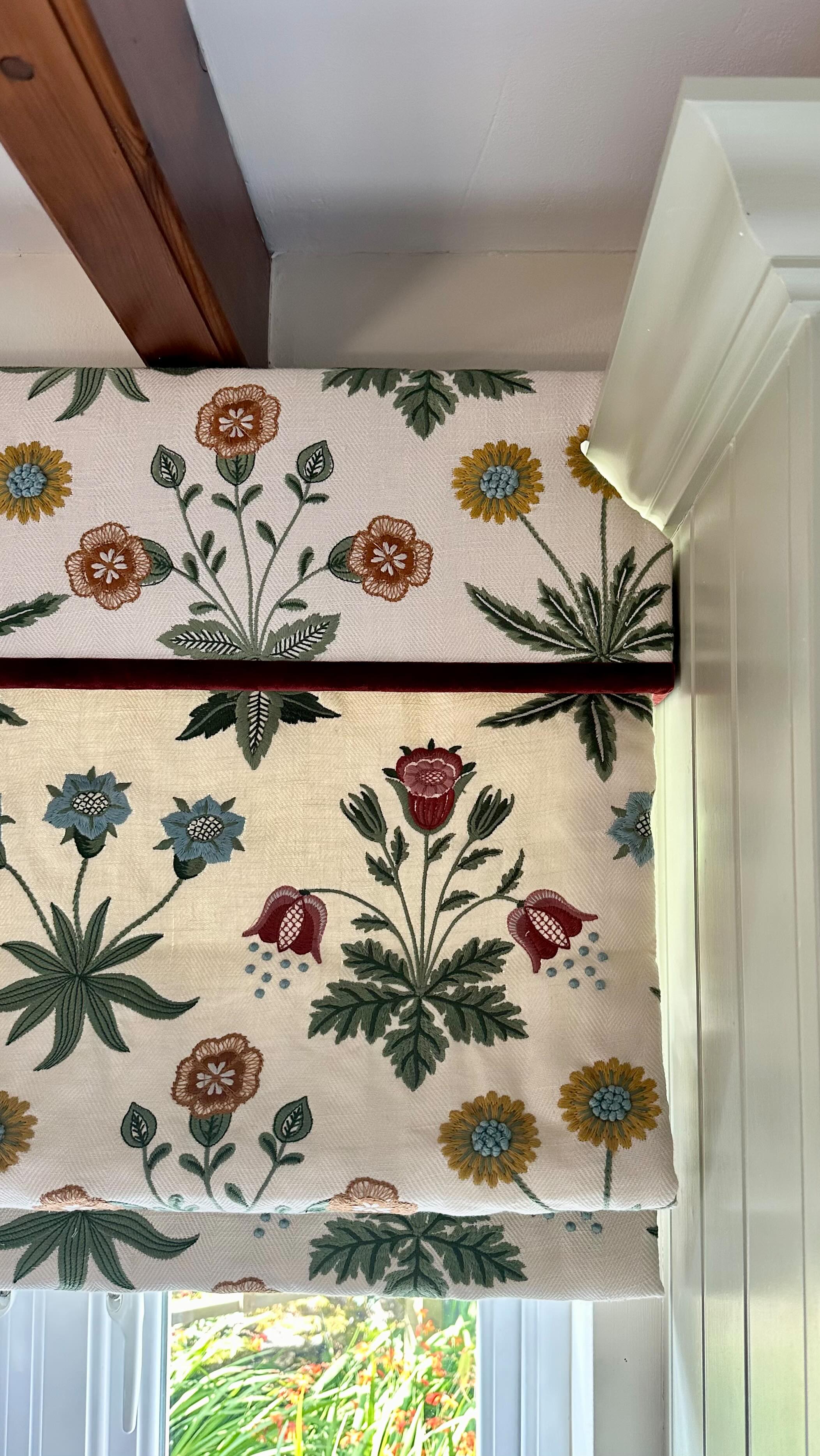 We have used a Fabulous William Morris embroidered fabric on these hand sewn Roman blinds and bespoke handmade pelmets… and they’re even better with our rechargeable battery-operated roman blind tracks! So easy to use with a simple switch or the mobile app to control them wherever you may be! ✨
#petersilkofhelmsley #electricblinds #williammorris #romanblinds #interiordesign