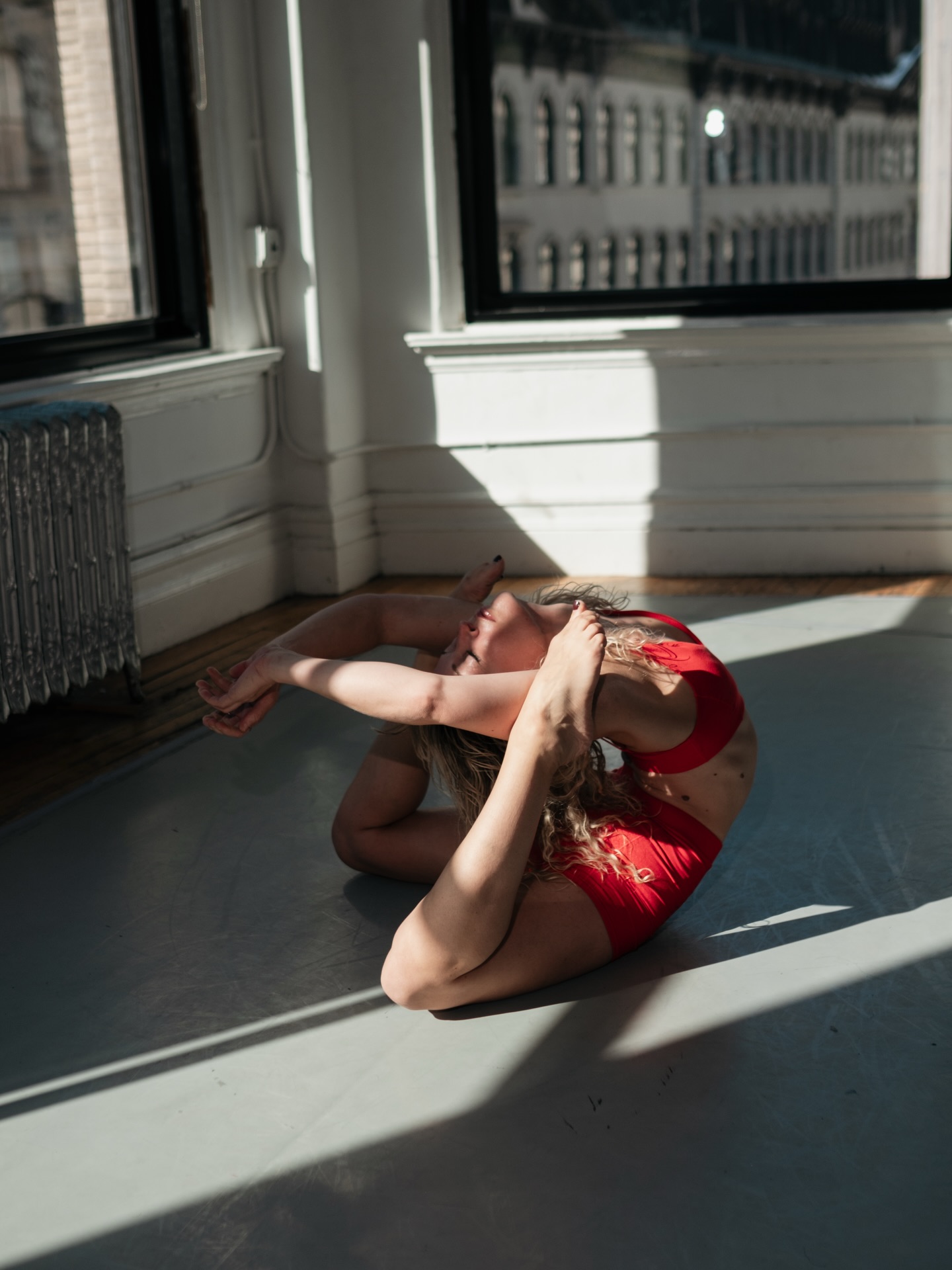 Backbends: the art of turning vulnerability into voltage.❤️⚡️
📸 @reneechoiphotography
Day 6 #alovefortheearth2
#contortion #backbends #contortionpractice #movementart