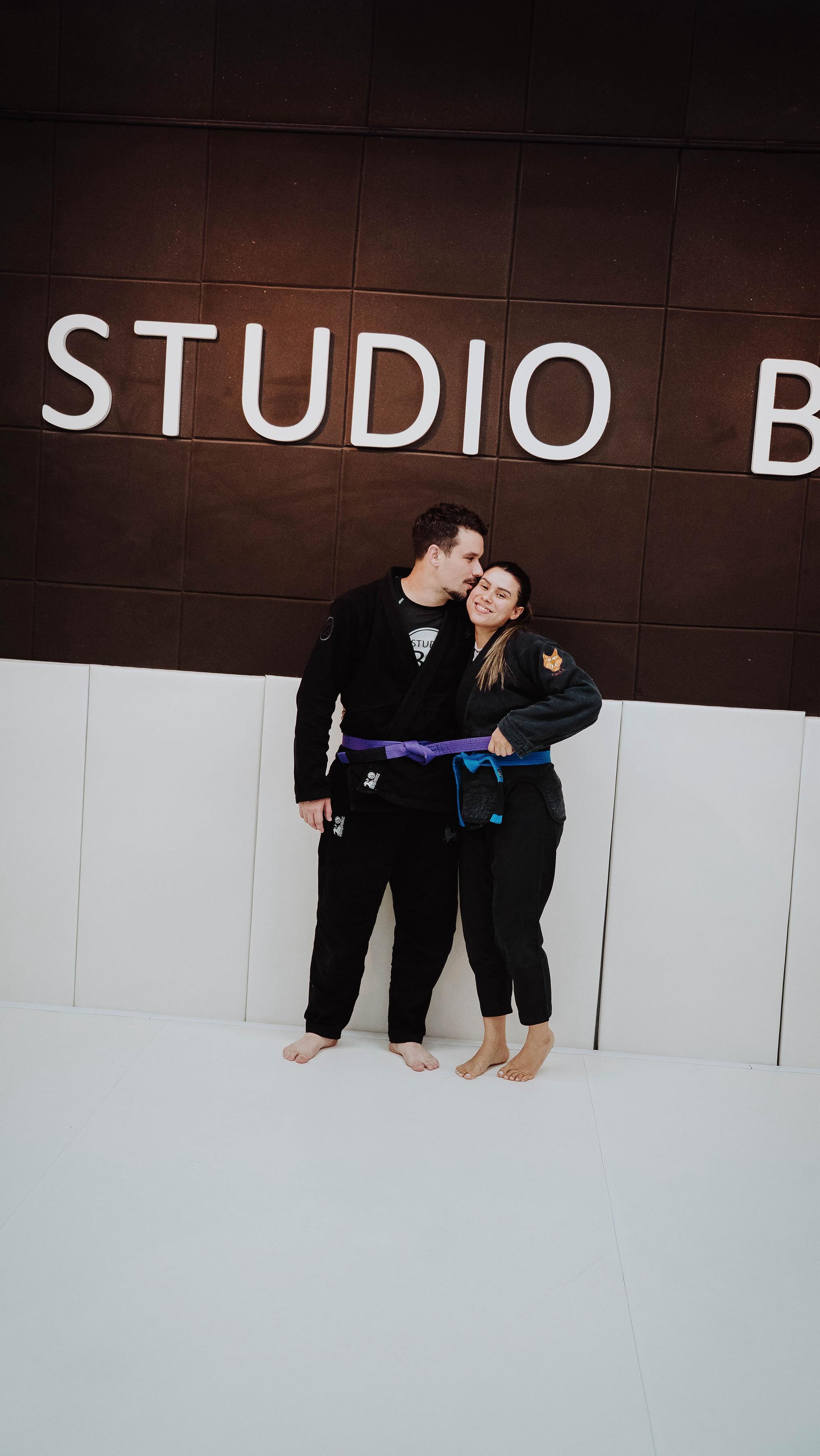 Há 3 anos, eles se mudaram para uma nova cidade sem conhecer ninguém.
Encontraram muito mais do que Jiu-Jitsu.
Encontraram uma comunidade.
Encontraram amizades.
Encontraram um ambiente que realmente é família.
O Jiu-Jitsu transformou a rotina, a saúde e a mentalidade deles e acima de tudo, os conectou a pessoas que hoje fazem parte da sua história.
Dentro e fora do tatame, o aprendizado nunca para.