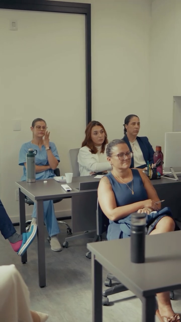 Marketing médico não é só feed bonito.
É a experiência completa do paciente.
É o que ele sente quando vê o primeiro vídeo.
É como é recebido na recepção.
É o tom da mensagem no WhatsApp.
É o cuidado no pós-consulta.
Se o marketing atrai e o atendimento não sustenta, você perde o paciente. Treinar a equipe também é estratégia.