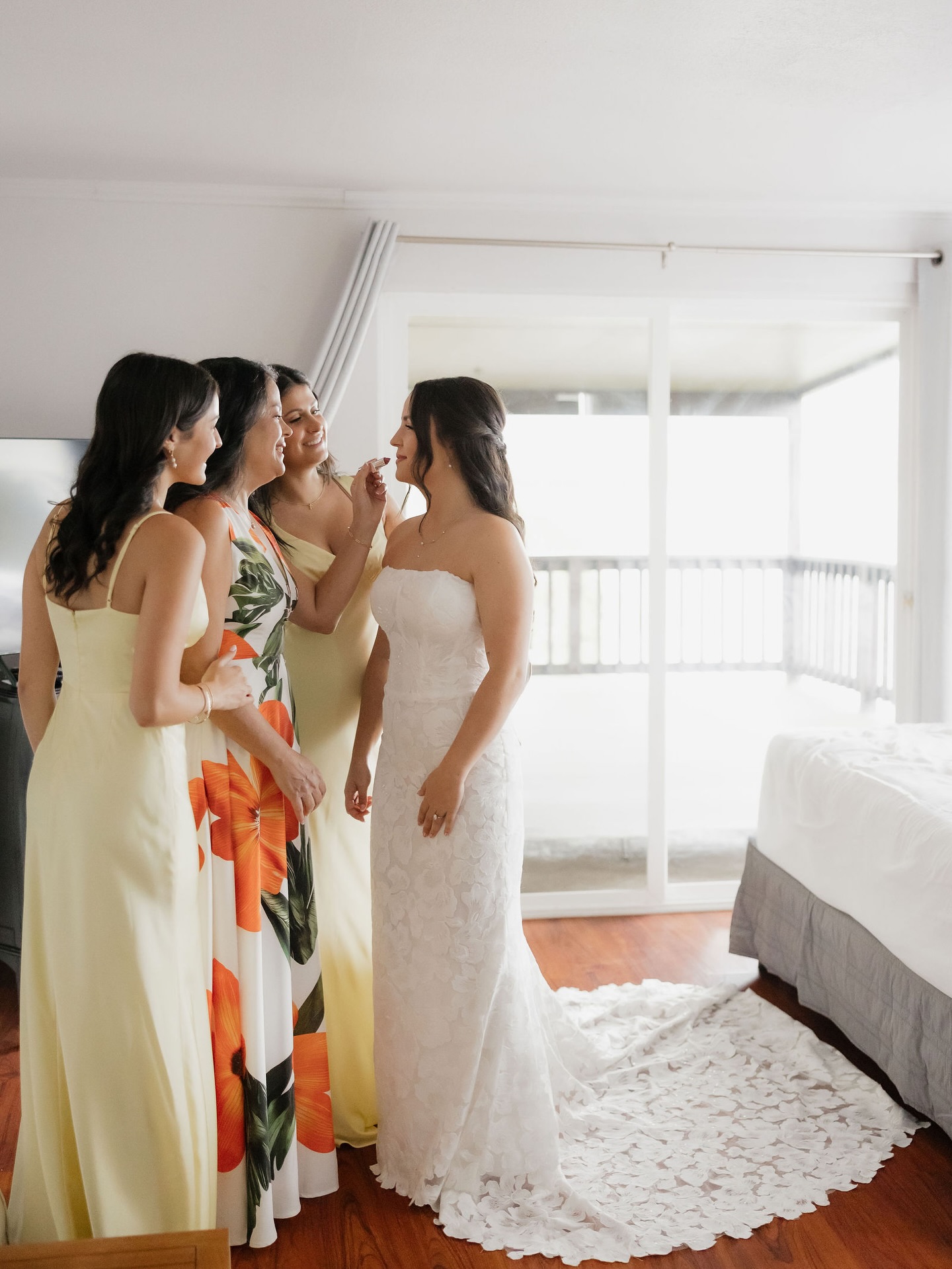 the prettiest bride on her wedding morning 🦢💛
#hawaiiweddingphotographer #oahuweddingphotographer #weddingmorning #bride #hawaiibride