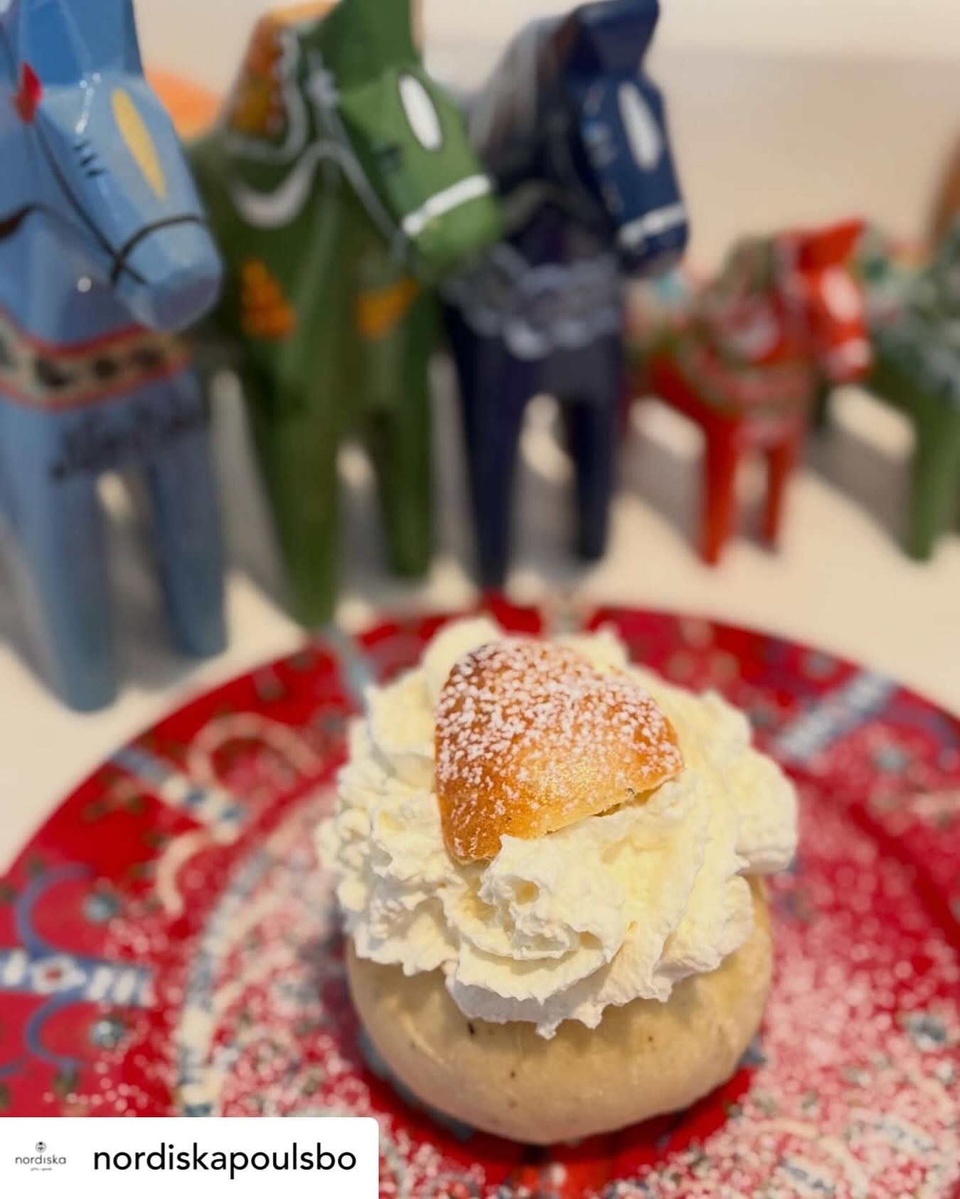 From @nordiskapoulsbo: When Fettisdagen and Lunar New Year fall on the same day 🧧🐴🧁🇸🇪
#yearofthehorse #semla #fettisdag #nordiskapoulsbo #nordiskashop