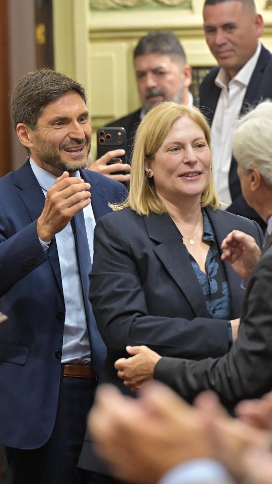 Hace dos años asumimos la decisión de ordenar y transformar Santa Fe.
Hoy los cambios empiezan a consolidarse y tenemos el compromiso de sostenerlos en el tiempo.
Inicia un nuevo período legislativo, clave para profundizar las reformas y darles el marco institucional que necesitan.