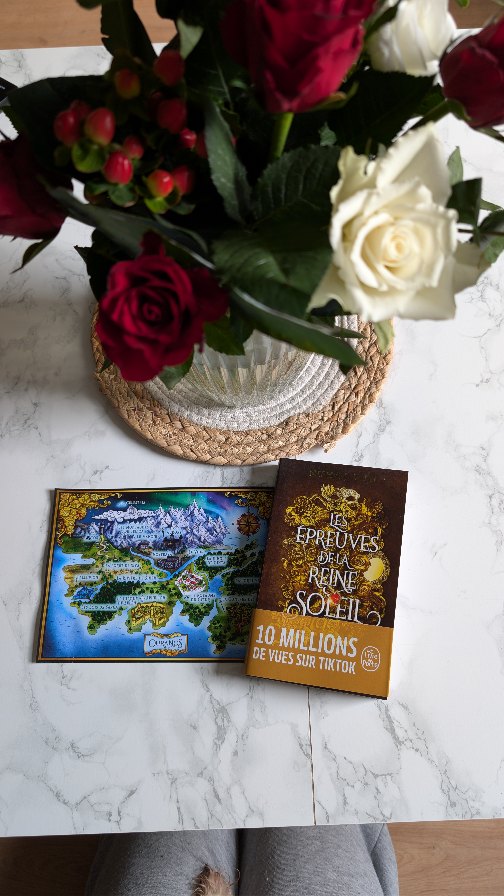 Aujourd'hui j'ai reçu « Les épreuves de la reine soleil » publié chez @livredepoche !
✨ Résumé ✨
La nouvelle série événement de romantasy !
Dix femmes.
Quatre épreuves mortelles.
Une seule deviendra la Reine Soleil.
Lor saura-t-elle saisir cette unique chance de retrouver sa liberté ?
Ça vous tente ? 😊
#unboxing #bookstagram #booklover #bookstagramfrance #SortieLittéraire