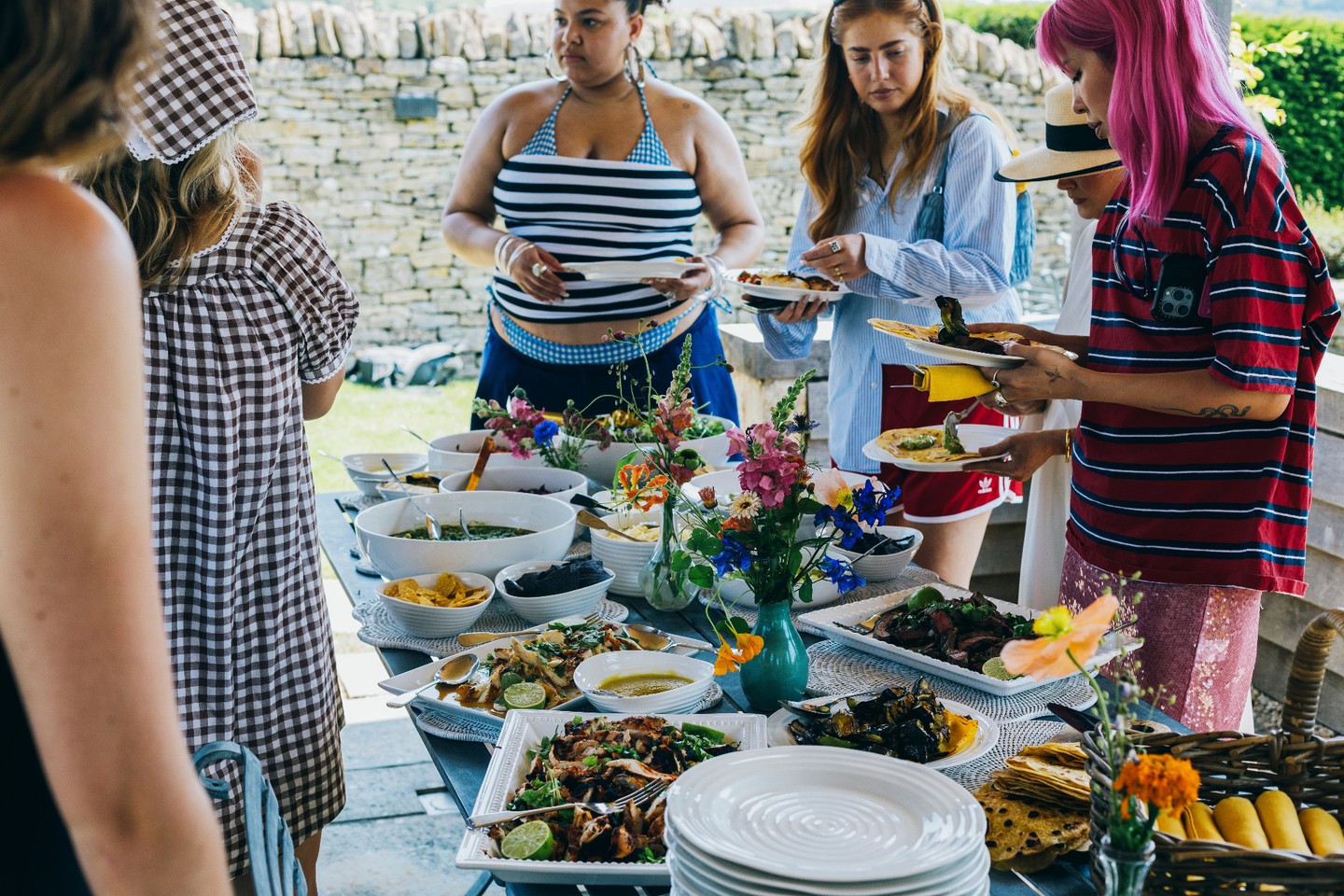 Is it summer yet ☀️? A heavenly pool party with @whowhatwear last year. Good food, good company and good ice cream 🍦.