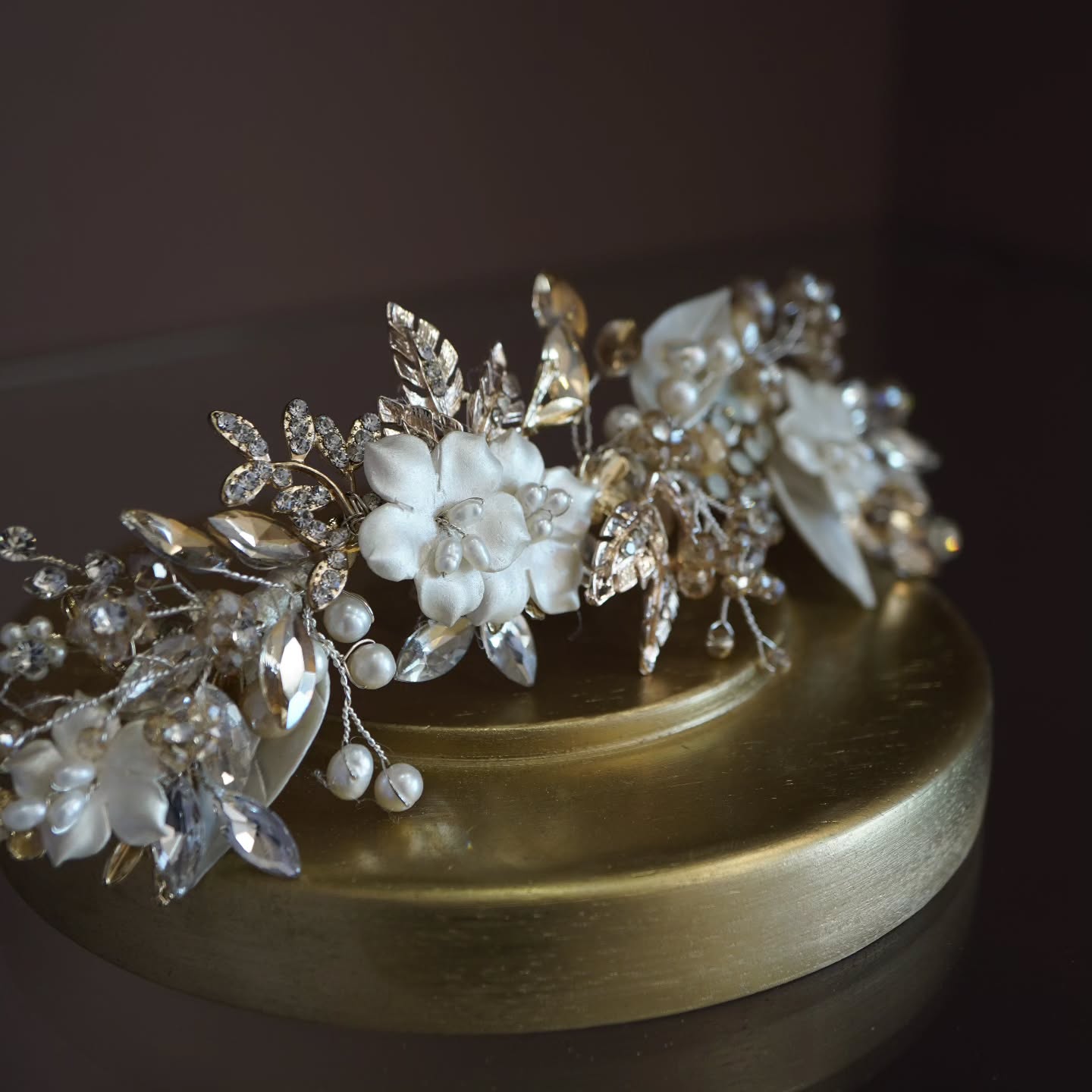 Golden .
#weddinghairpiece #tocadosnovia #tocados #bridetobe #engaged