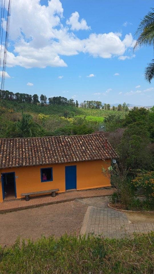 Andradas é aquele destino que você sai apaixonado.
Entre vinícolas charmosas, fazendas de café, passeios e uma gastronomia que é pura sacanagem de tão boa, a cidade entrega experiências autênticas em cada cantinho.
Pequena no mapa, gigante no que faz sentir.
Andradas, te amo e não nego.
Gostou desse roteiro? #entaovah - Acesse o link da bio e fale com a nossa equipe!
Vinícolas: @casageraldo | @vinicolastellavalentino
Produção de Café: @experiencia.serradamantiqueira
Agroturismo | Cavalos: @ranchodabelavista
#TurismoMG #AndradasMG #VinhosDeMinas #CaféEspecial #TurismoRural #ViajarÉViver #RoteirosDoBrasil