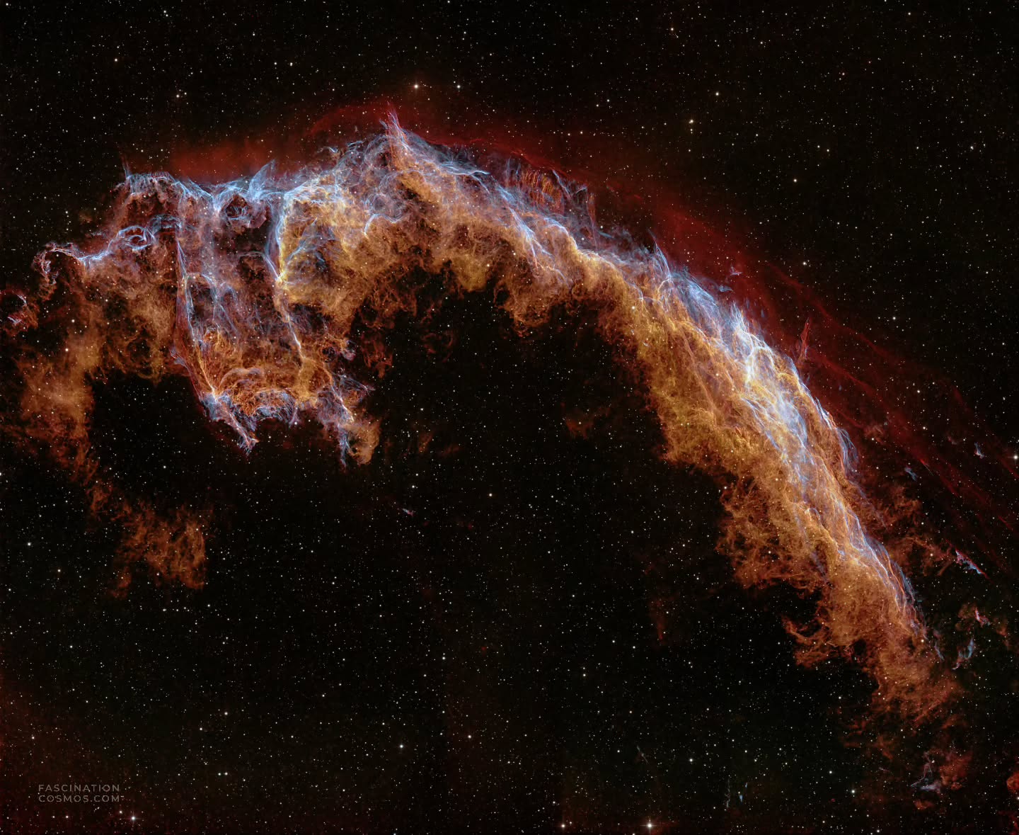 Der Schrei sterbender Sterne (östlicher Veilnebel NGC 6992, 6995)
Wir sehen die Trümmerwolke einer gigantischen Supernova-Explosion vor etwa 15.000 Jahren, die sich noch immer jede Minute um 25.000 km ausdehnt. Das leuchtende Gas des über 2000 Lichtjahre entfernten Veil- oder Schleiernebels besteht hauptsächlich aus rotem Wasserstoff und blauem ionisiertem Sauerstoff, den ich nur mit längeren Aufnahmen des OIII-Filter gut sichtbar machen konnte. Eine Schockfront von mittlerweile über 100 Lichtjahren Größe, die durch das All rast und dabei bereits die chemischen Zutaten für die nächste Generation von Sternen und Planeten verteilt.
Aufgenommen in meiner Gartensternwarte mit dem Lacerta Newton 12", 1200mm, f/4, Hyperstar 6“ 430mm f/2.8, QHY268M Monokamera mit 7 Filtern, QHY OAG-Nachführung mit ASI-174MM-Mono-Nachführkamera, SestoSenso2-Fokusser, auf Celestron CGX montiert. Belichtet mit 40 Schmalbandaufnahmen zu je 600s, 15 zu je 450s, 41LRGB Aufnahmen mit je 120s, in Summe etwas mehr als 8 Stunden Aufnahmezeit. Mit Astro Pixel Prozessor, Pixinsight, Adobe PhotoShop verarbeitet.
Bitte gerne meine Post weiterleiten ! Jedwede andere Art von Kopien oder Nutzung nur mit ausdrücklicher Erlaubnis des Copyright Inhabers. Bestellung von Bildern und Accessoires gerne unter https://www.fascinationcosmos.com/ oder per Nachricht an mich.
#fascinationcosmos #faszinationkosmos #franzrettenbacher #astrophotography #astrofotografie #astrophoto #astrofoto #deepsky #astronomie #astronomy #amateurastrophotography #qhy268m #CelestronCGX #Lacerta1200 #Veilnebel #NGC6995