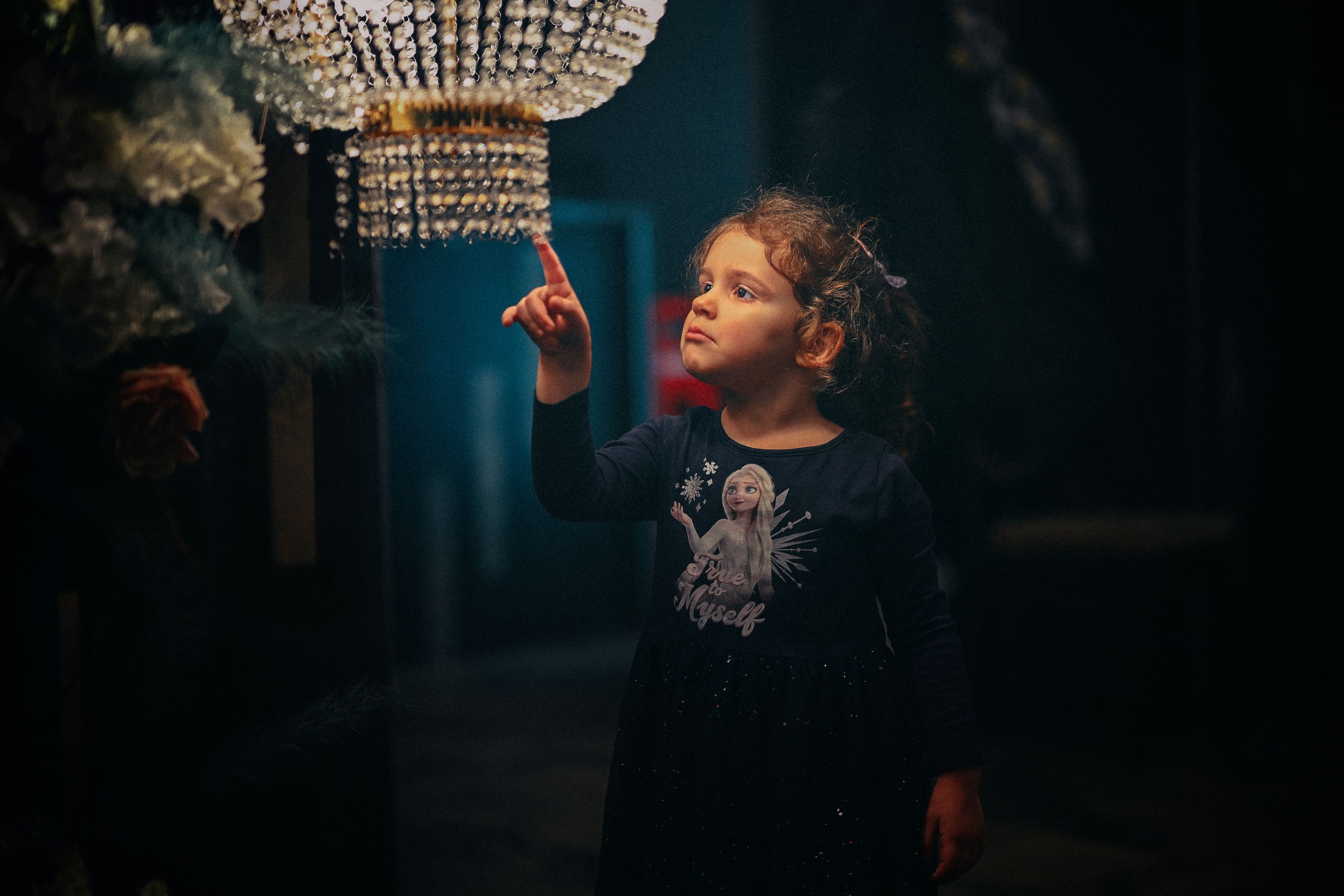 Когато светът искри ✨
Миг на чисто любопитство и тиха светлина — история за малките открития, които правят света по-голям.
***
When the World Sparkles ✨
A fleeting moment of wonder and gentle light —
where the smallest discoveries quietly expand the universe.
#fineartportrait #childportrait #portraitphotography
#storytellingphotography #moodyportrait #lightandshadow
#kidsphotography #emotionalportrait #visualpoetry #portraitmood