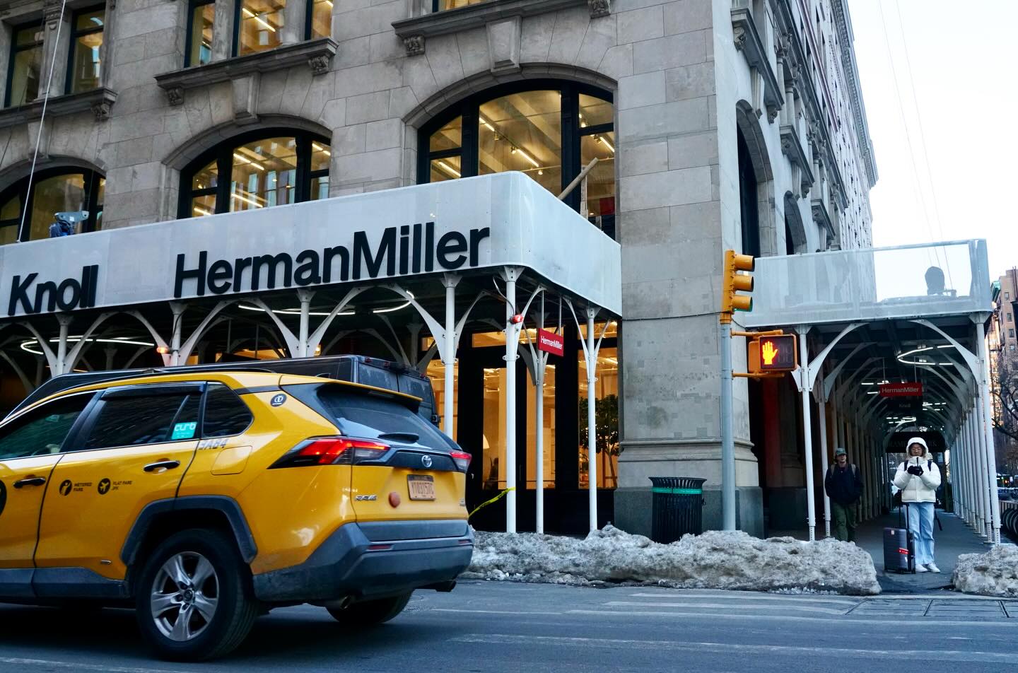 From install to removal, our Urban Umbrellas’ bright white finish never fades. If only the snow could follow suit…
📍 251 Park Avenue South, Manhattan