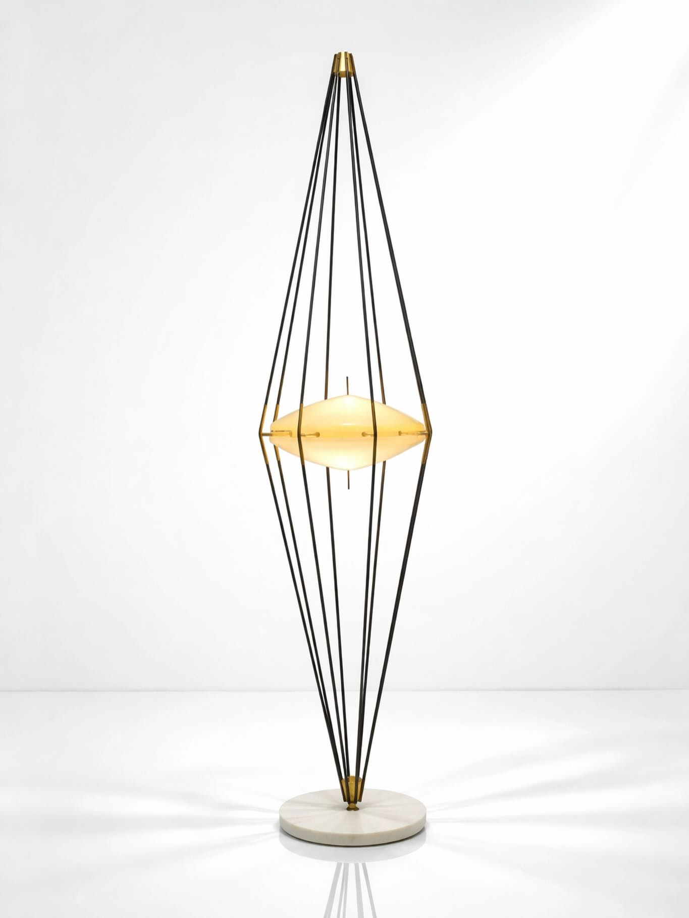 La piantana “Siluro” nasce nel 1957 dal genio di Angelo Lelli per Arredoluce.
Il nome richiama la sua forma slanciata e aerodinamica, ispirata a un siluro: una vera scultura luminosa che unisce metallo, ottone e marmo in un equilibrio elegante e moderno.
Un’icona del design italiano del dopoguerra, dove la luce diventa protagonista dello spazio. ✨. #design #iconadesign #vintage #luxury #luxurydesign