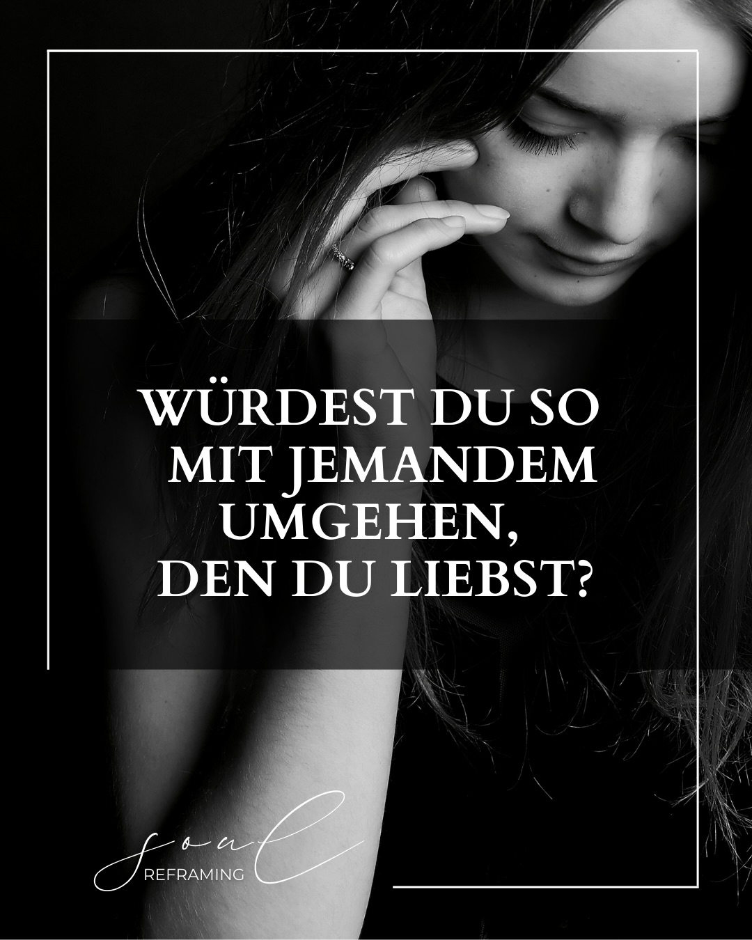 „Würdest du so mit jemandem umgehen, den du liebst?“
Ein kleiner Reminder an mich selbst:
Mein Körper ist kein Projekt, das repariert werden muss. Er ist mein Zuhause. Er trägt mich durch jeden Tag, durch alle Gefühle, durch jedes Werden. Ich darf lernen, ihm mit der gleichen Geduld, Milde und Achtung zu begegnen, die ich denen schenke, die ich liebe.
Körperliebe heißt nicht, alles immer schön zu finden. Es heißt, aufzuhören, hart zu sein. Es heißt, zuzuhören statt zu bekämpfen. Mich selbst nicht kleiner zu machen, um irgendwo hineinzupassen.
Ich erinnere mich daran: Ich darf freundlich mit mir sein. Ich darf mich halten, statt mich zu verurteilen. Und ich darf jeden Tag neu wählen, meinem Körper nicht mit Kritik, sondern mit Respekt zu begegnen.