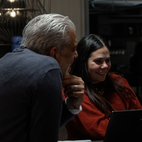 „Am liebsten würde ich dich einstellen – und dich am Unternehmen beteiligen.“
Es gibt Sätze, die sind mehr als Dankbarkeit.
Sie sind das Ergebnis klarer Strategie.
Letzte Woche durfte ich wieder einen ganzen Tag im Unternehmen eines Kunden begleiten 😊
(Und ja – ab und zu mache ich eine Ausnahme und begleite auch Herren auf ihrem unternehmerischen Weg.)
Wann hast du dir das letzte Mal einen ganzen Tag genommen, um dein Unternehmen wirklich unter die Lupe nehmen zu lassen?
Nicht zwischen zwei Terminen.
Nicht „mal eben schnell“.
Sondern strategisch. Mit Abstand. Mit klarem Blick von außen.
Strategie bedeutet nicht nur Wachstum.
Strategie bedeutet Klarheit.
Und am Ende dieses Tages kam dieser Satz:
„Am liebsten würde ich dich einstellen und dich am Unternehmen beteiligen.“
Das ist für mich eines der größten Komplimente.
Denn es zeigt:
Strategie schafft Entlastung.
Struktur schafft Vertrauen.
Klarheit schafft Wachstum.
Und eines ist mir dabei besonders wichtig:
Unsere zufriedenen Kundinnen und Kunden sind unser größtes Asset: unser wichtigstes Kapital.
Nicht schöne Konzepte.
Sondern echte Ergebnisse.
Vielleicht ist genau jetzt der Moment, dir diesen einen strategischen Tag zu schenken.
Was würde passieren, wenn du dein Unternehmen einmal komplett auseinandernehmen und neu sortieren lässt?
Wenn du bereit bist, du weißt, wo du uns findest:
📍 Klauprechtstr. 14 in Karlsruhe.
#frauenundbusiness #karlsruhe #unternehmensberatung #strategie #unternehmertum klarheit wachstum businessstruktur