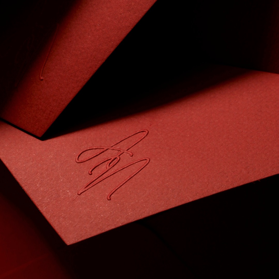 Luces y sombras que revelan cada detalle.
Un rojo profundo, un relieve perfecto,
y el papel como protagonista.
Sobres personalizados que hablan por sí solos.
#papeleriafina #diseñopremium #papeldealgodon
#sobres #letterpress #relieve #texturas