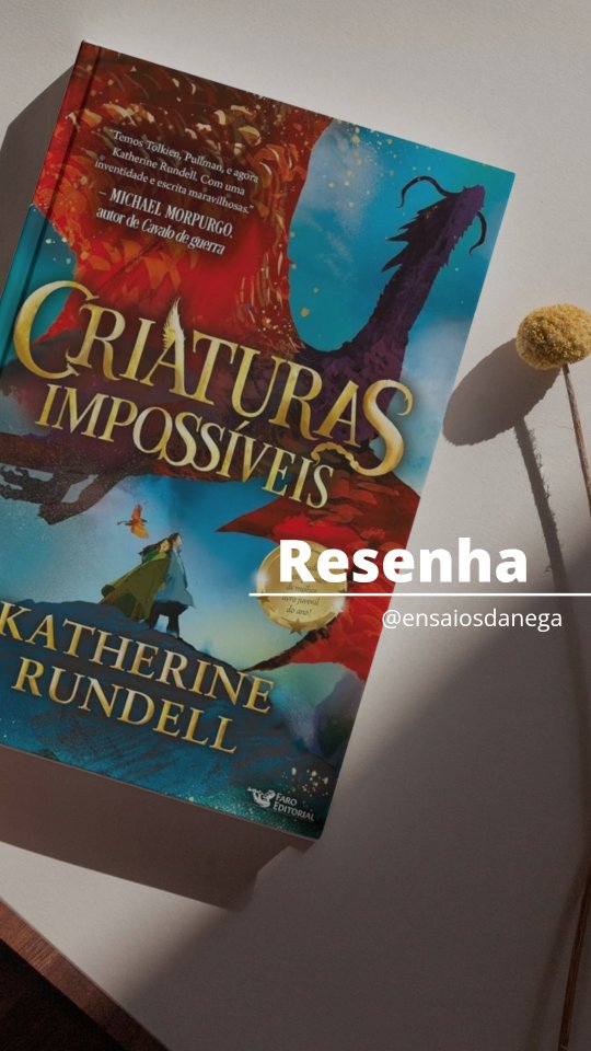 O que você faria para proteger a sua casa?
Em Criaturas Impossíveis, da @katherine.rundell casa não é só um lugar. É um mundo inteiro à beira do colapso. É amizade construída no risco. É coragem silenciosa.
Mal me ensinou que proteger também é resistir.
Christopher me lembrou que acreditar ainda é uma forma de lutar.
Essa é uma fantasia que tem perigo, tem beleza, tem criaturas extraordinárias… mas, acima de tudo, tem coração. E talvez seja por isso que virou um dos meus favoritos. Porque me fez sentir que imaginar também é um ato de cuidado.
Agora eu quero saber de você:
✨ Qual livro você protegeria como se fosse sua própria casa?
Me conta nos comentários — eu quero montar uma lista com as respostas de vocês.
#CriaturasImpossiveis #fantasia #KatherineRundell #ensaiosdanega #livros