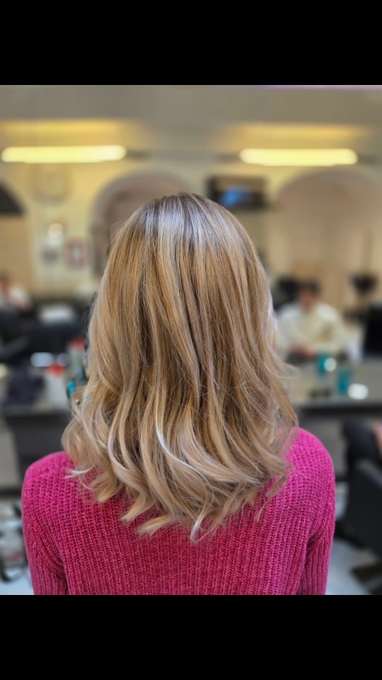 ✨ Von ausgewachsener Balayage zu einem frischen, strahlenden Blond ✨
Manchmal braucht es einfach ein Glow-up 💫
Aus langen Haaren mit stark herausgewachsener Balayage wurde ein softes, natürliches Blond mit fließenden Übergängen – kombiniert mit einem modernen Schnitt ✂️
#klagenfurt #hairdresser #lovemyjob #blondhair #balayage
