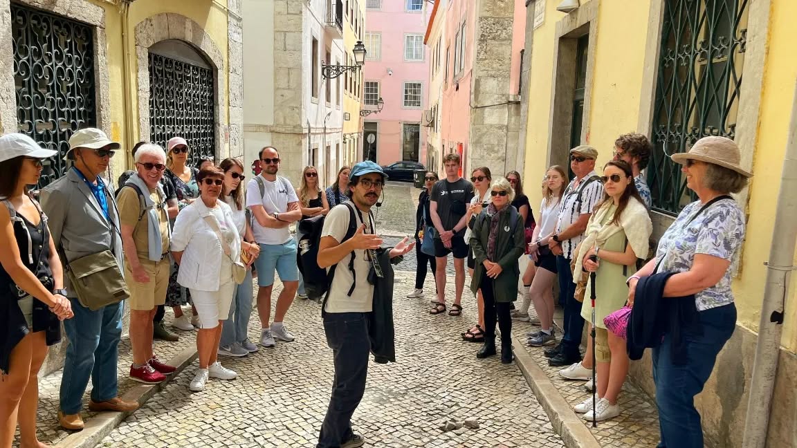 Wandering in Bairro Alto with our guide João, and getting ready to be drawn by our historical neighborhoods! 😎
📸 Snaped by @inyourpocket 😉
#lisbonlovers #lisbon #lisbonwalkingtour #freetourlisbon #lisboa #visitlisbon #visitportugal #dontskipportugal