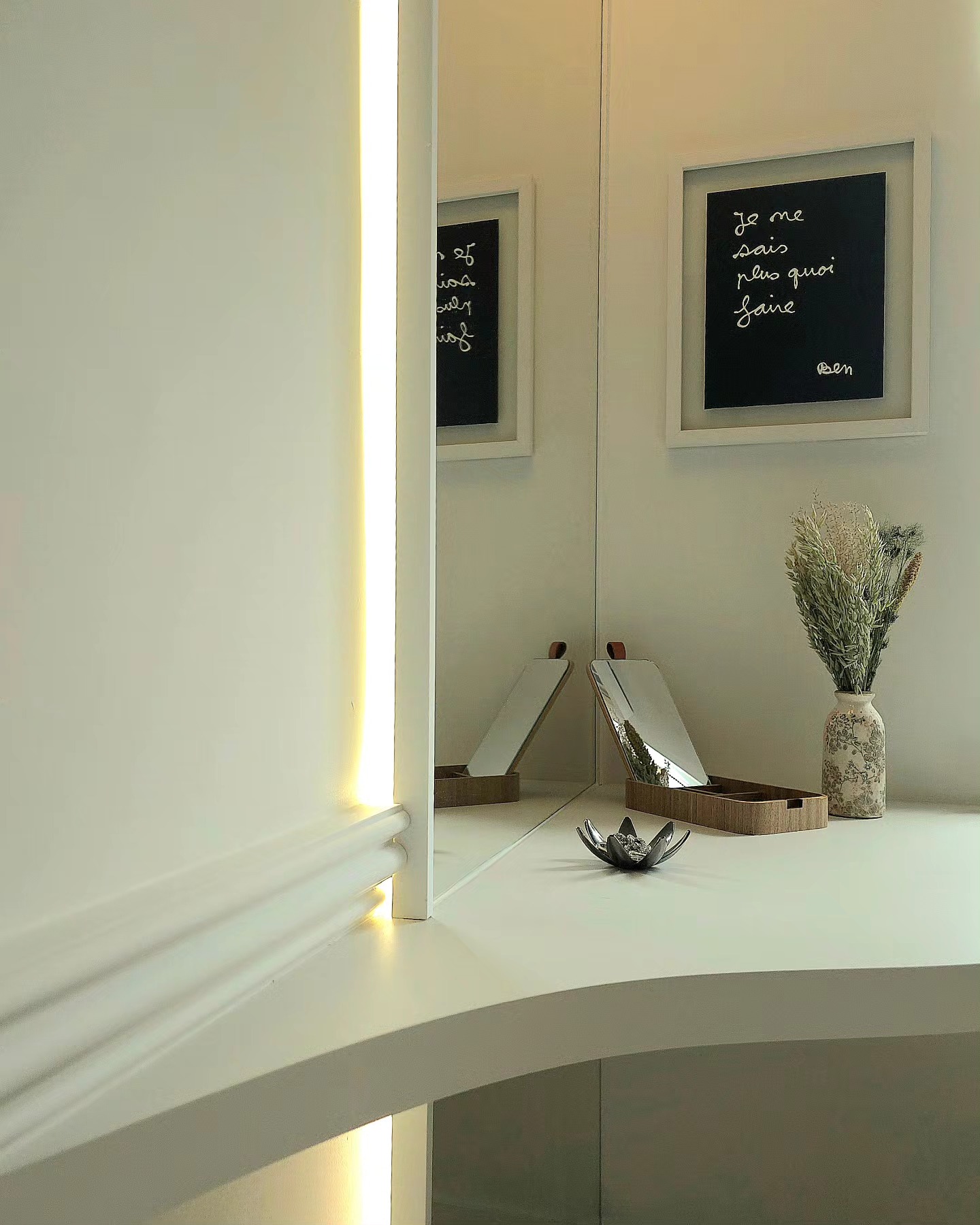 Détail de la coiffeuse de notre projet de rénovation d'un appartement lillois.
Conception & Réalisation clef en main Agence Céline HENRI
@dlt_agencement
@orac.official
#homedesıgn
#architectureintérieure #surmesures #interiordesign #másterbedroom #détail #archilille #lillemaville #celinehenri #backflipinterieur #clefenmain