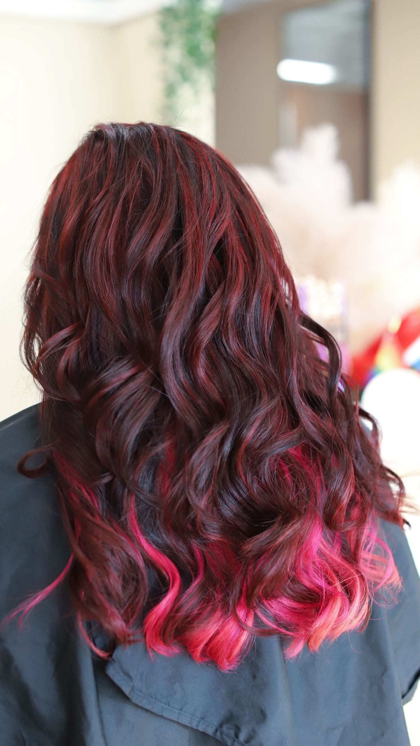 💖 February hair 💖 Selena worked her magic in this peek-a-boo pink transformation that gave us all heart eyes 😍
.
.
.
.
#artehairstudio #rentonwa #bellevuewa #seattlesalon #pinkhairinspo