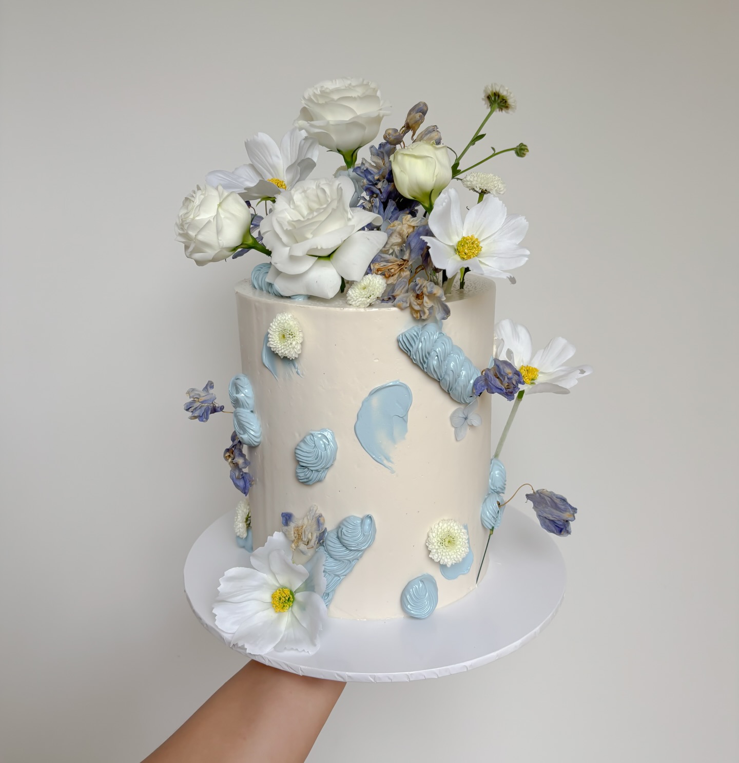A little mix of fresh, dried and fake flowers 🪻
#kaikaicakery #flowercake #blueandwhitecake #goldcoastcake