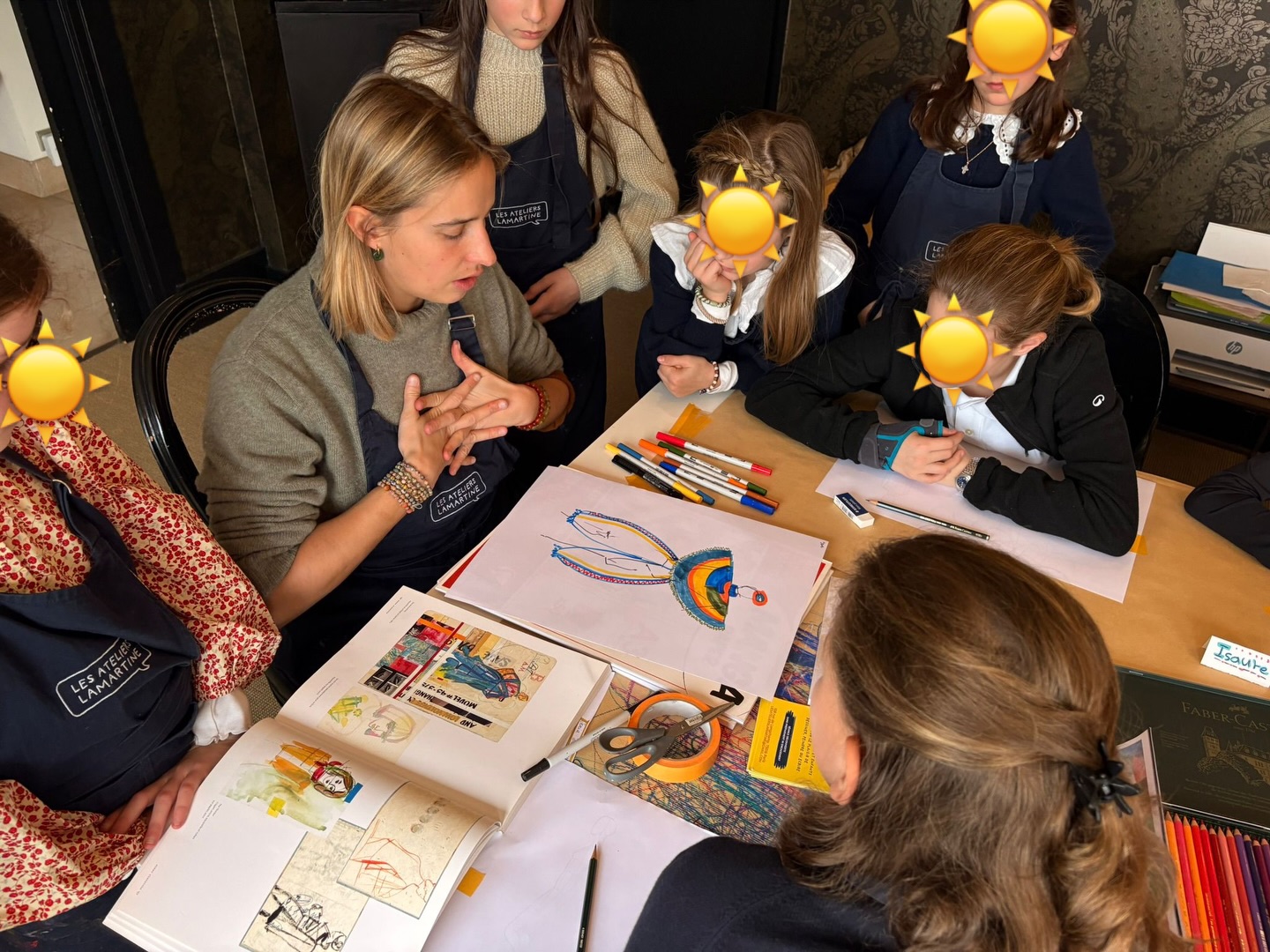 On travaille qu’avec des petits soleils avec @lesatelierslamartine !☀️🎨
Préstation à domicile pour un rallye !
Thème : création d’un costume de carnaval inspiré de Sonia Delaunay🎨
#coursdedessins #art #fashiondrawings #creatricefrancaise #ombeline___________