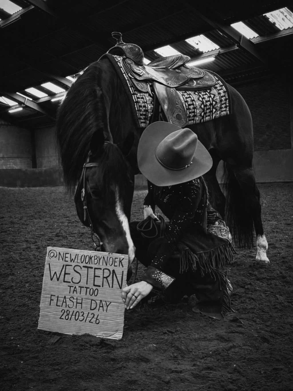NEWLOOKBYNOEK’S WESTERN FLASHDAY 🤠🔥
Saddle up babes — she’s back. De jaarlijkse thema flashday, maar this time? We’re going full cowboy mode. 🤎✨
Omdat ik inmiddels steeds meer bekend sta als die western tattoo artist en jullie bleven smeken om nieuwe designs… had ik eigenlijk geen keus. Dit jaar gaan we all-in op western.
Zaterdag 28 maart | 10:00 – 18:00
Loop binnen, claim je fave design (of twee 👀) voor een gezellig prijsje.
First come, first serve — no reservations, just vibes.
Is de wachtrij langer dan je ex z’n excuses? Geen stress. Op een paar minuten lopen zit @arthurswesternstore , de meest iconic westernwinkel van Europa waar je jezelf alvast in full rodeo style kan shoppen terwijl je wacht. 🤠🖤
Swipe voor de designs & the rules of the game.
See you there! 🐎✨