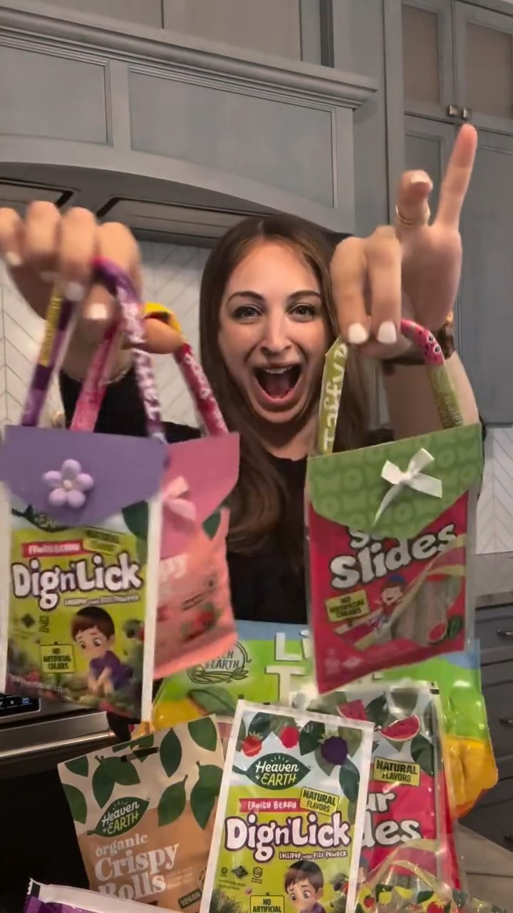 Finally! A candy brand with no artificial dyes or food coloring! Thank you @heavenandearthfoods and @kosherdotcom for saving Purim this year! #food #kosher #candy #crafts #kosherfood