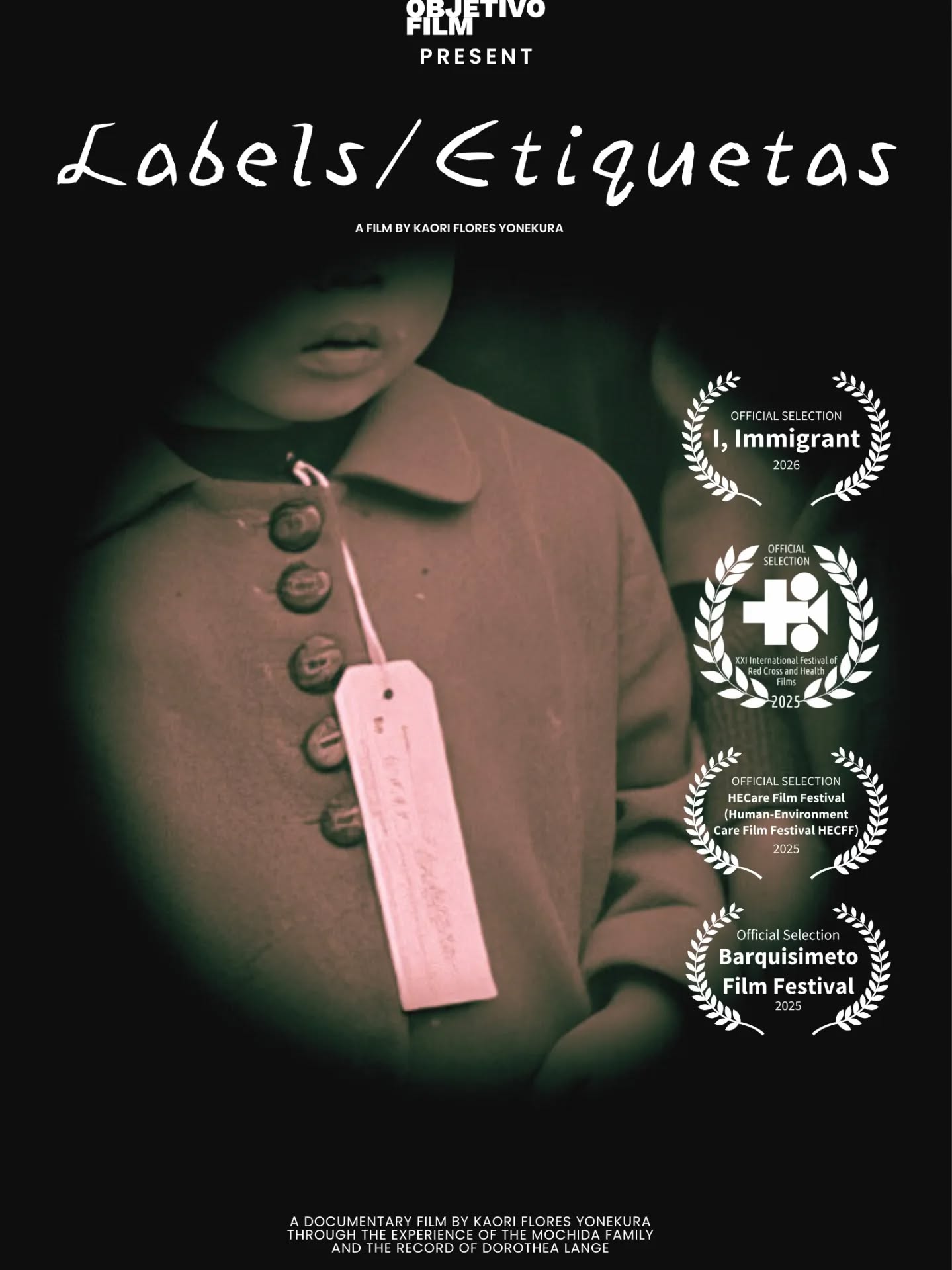 En el festival Internacional de Cine "I, Immigrant" hay una película con una pregunta que quizás es imposible de responder: ¿Cómo se le explica a una niña que su nombre ahora es un número? 🏷️🎒. Esto el corazón de "Labels/Etiquetas", el cortometraje documental de Kaori Flores Yonekura (@miss__nikkei) de apenas 2 minutos.
En 1942, una pequeña japonés-estadounidense le preguntó a su madre por qué debía llevar una etiqueta colgada mientras esperaban un tren hacia lo desconocido.
A partir de la icónica fotografía capturada por Dorothea Lange el 8 de mayo de 1942, Kaori presenta en el recorrido de una sola imagen la memoria de las familias desplazadas a campos de internamiento durante la Segunda Guerra Mundial. Una fotografía que no solo documenta la historia, sino que captura la pérdida de la identidad bajo el peso de un conflicto.
Una pieza necesaria para entender que detrás de cada etiqueta, hay una vida.
#LabelsEtiquetas #KaoriFloresYonekura #DorotheaLange #CineDocumental #Historia Identidad Memoria
