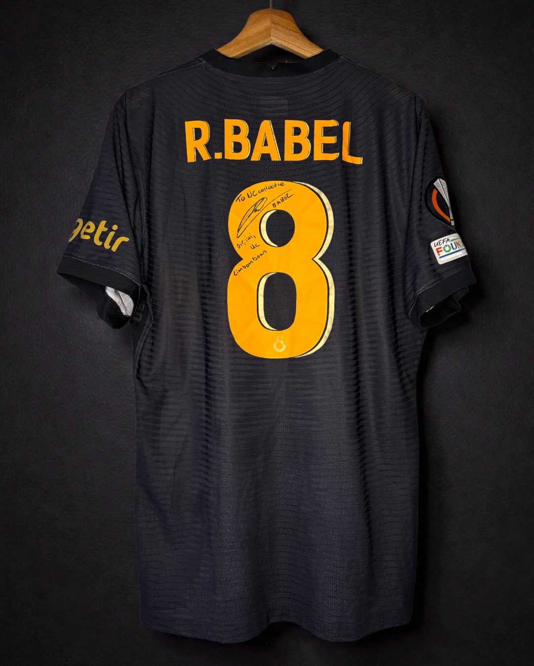 European nights don’t whisper… They roar 🦁🔥🌙
This is a Europa League 2021/2022 shirt of Ryan Babel for Galatasaray… and it carries more than just a number. ⚽✨
Number 8 on the back. 8️⃣
Signed. ✍🏾
Dedicated to nccollectie. 🖤💛🤍
A piece that travelled from the roar of Istanbul to my collection, still echoing with floodlights, pressure and pure passion. 🌅🏟️🔥
So proud and happy to have this one! 🙏😄❤️💛
#galatasaray #ryanbabel #europaleague #footballcollection #turkey